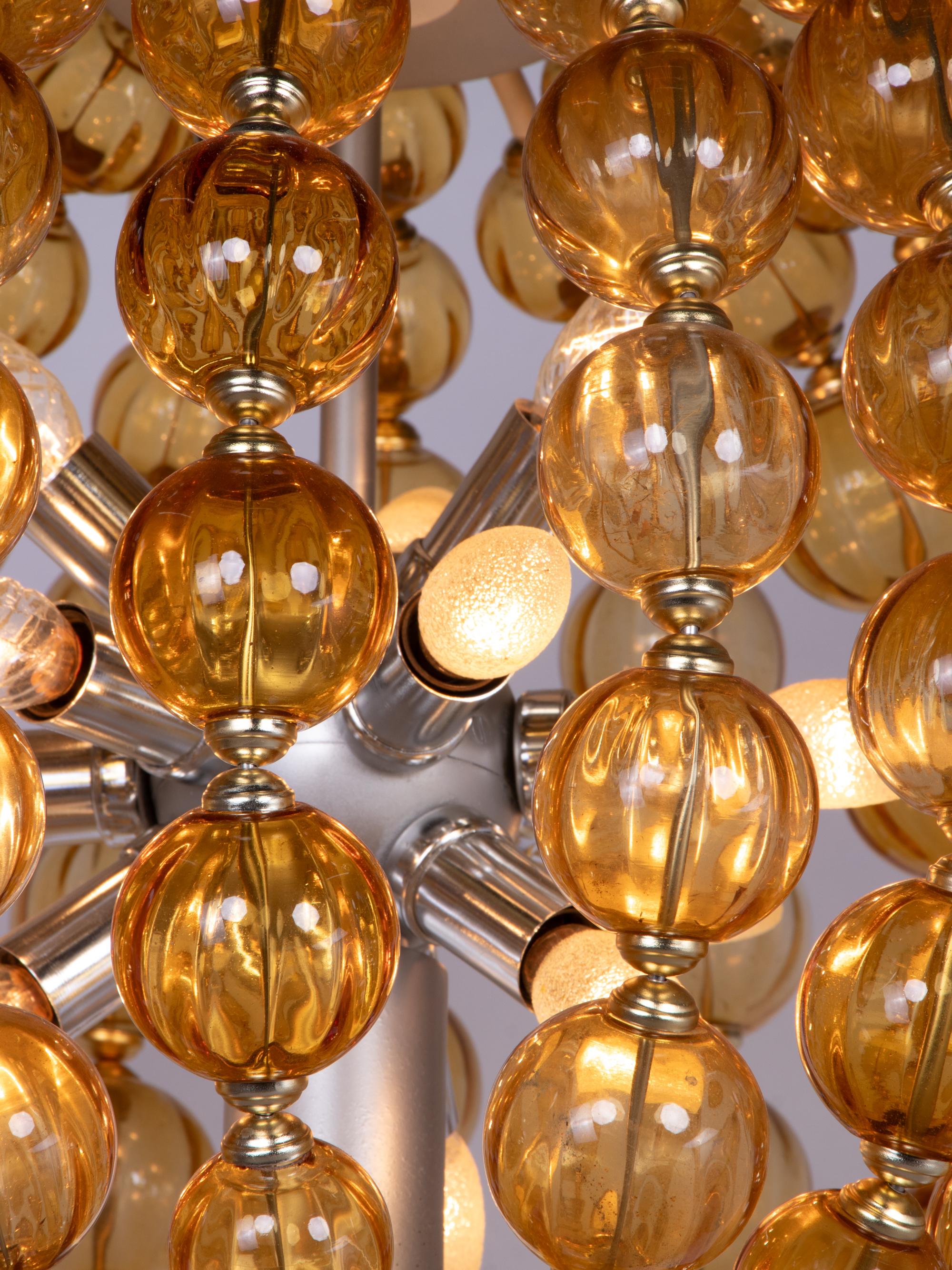 Allemand Spectaculaire lustre de salle de bal de 25 pouces en verre ambré fabriqué à la main, Allemagne, années 1960 en vente