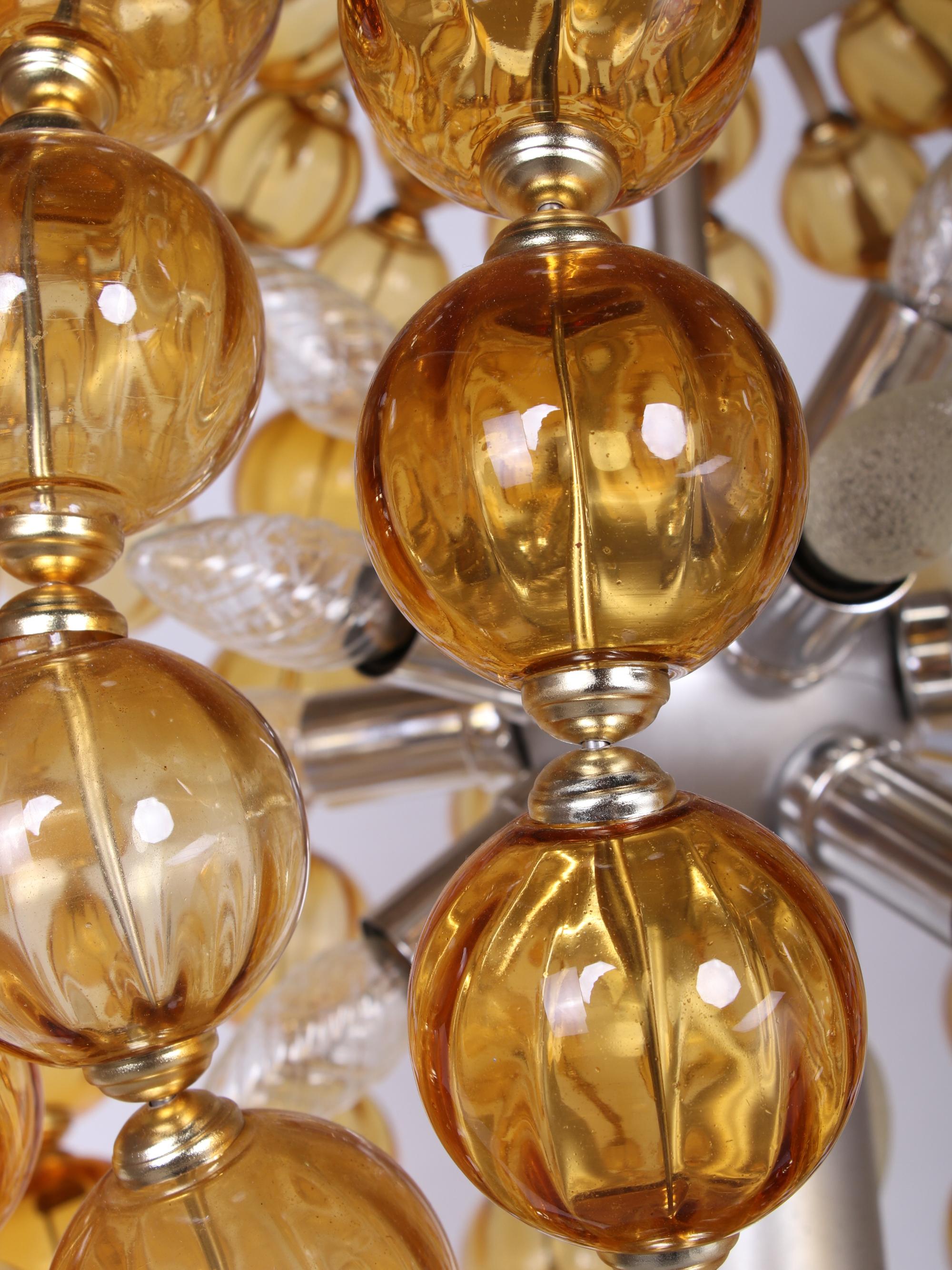 Spectaculaire lustre de salle de bal de 25 pouces en verre ambré fabriqué à la main, Allemagne, années 1960 en vente 1