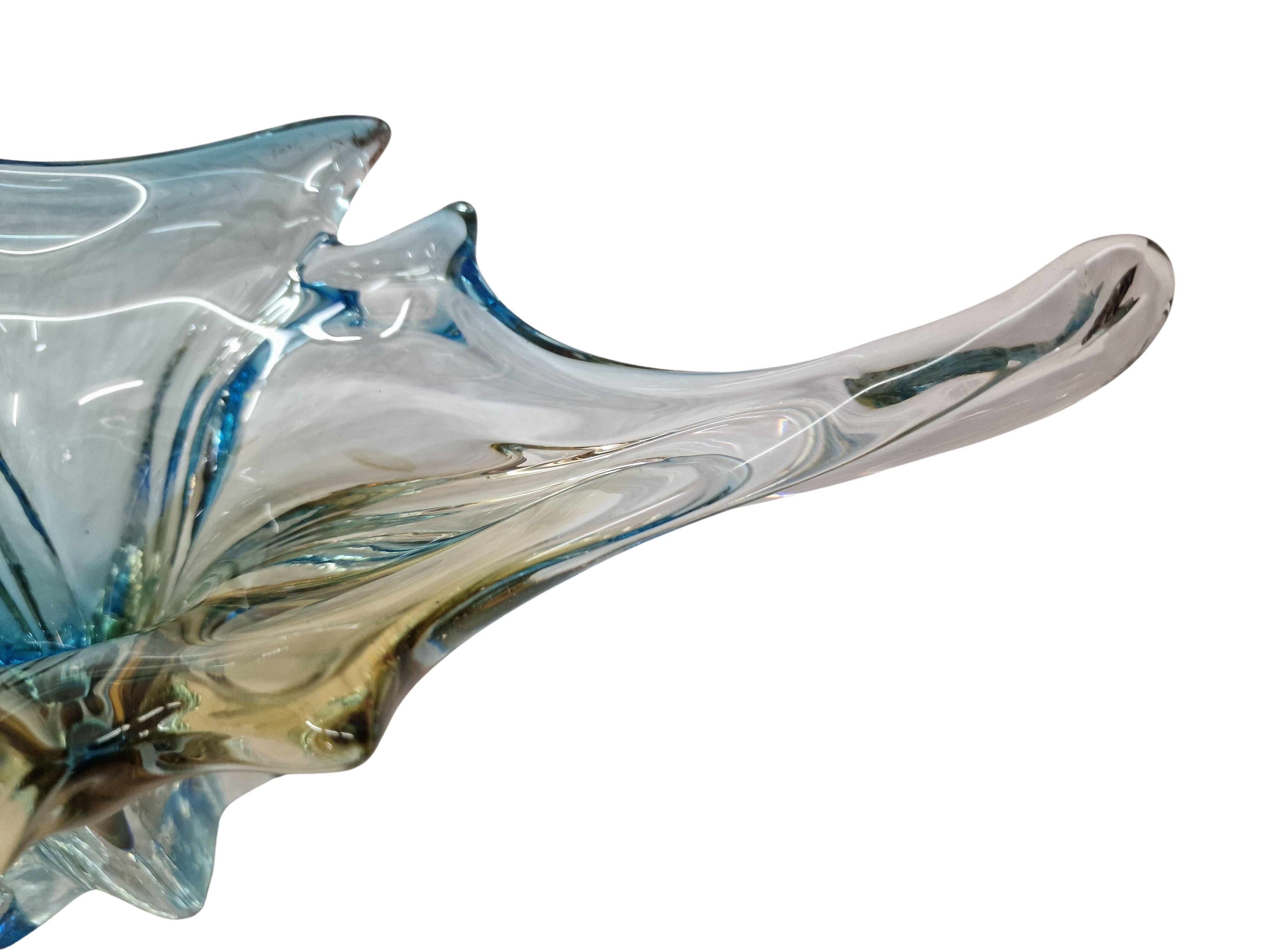 Merveilleux centre de table, bol décoratif du célèbre fabricant de verre d'art Seguso de Murano en Italie. 

Cette pièce est signée à la base et un document de Seguso - avec un signe supplémentaire de Murano.

Le bol a un corps asymétrique et une