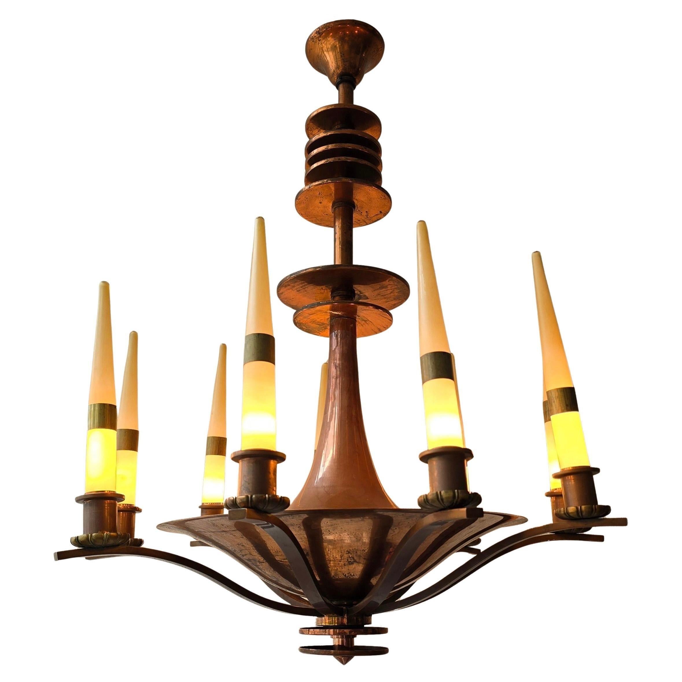Un raro lampadario Art Deco italiano in rame e ottone scultoreo, che riecheggia il raffinato spirito modernista dell'epoca di Gio Ponti.

Il design è decisamente architettonico, con un gambo totemico in rame con dischi impilati, un'ampia ciotola