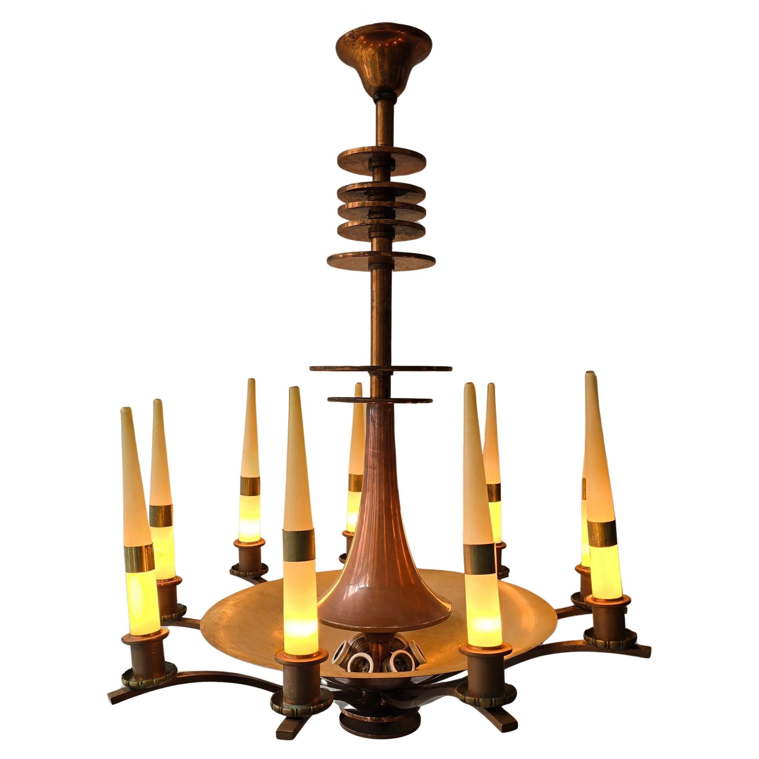 Art Déco Spettacolare lampadario italiano Art Deco in rame con otto candele in vetro opalino in vendita