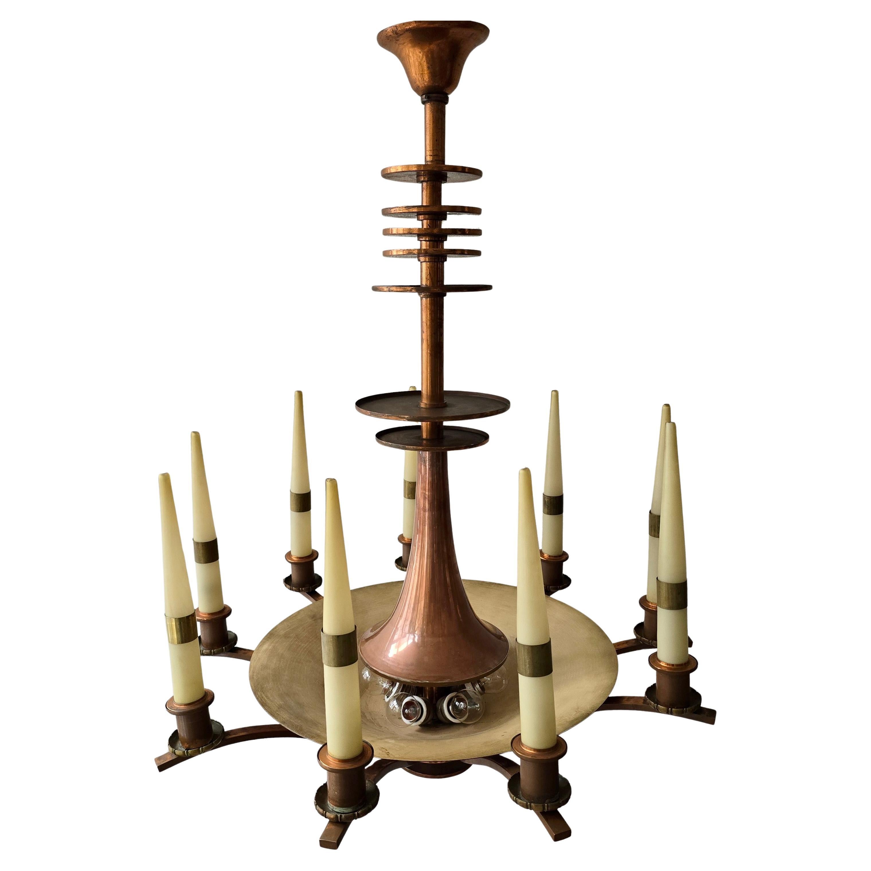 Italiano Spettacolare lampadario italiano Art Deco in rame con otto candele in vetro opalino in vendita