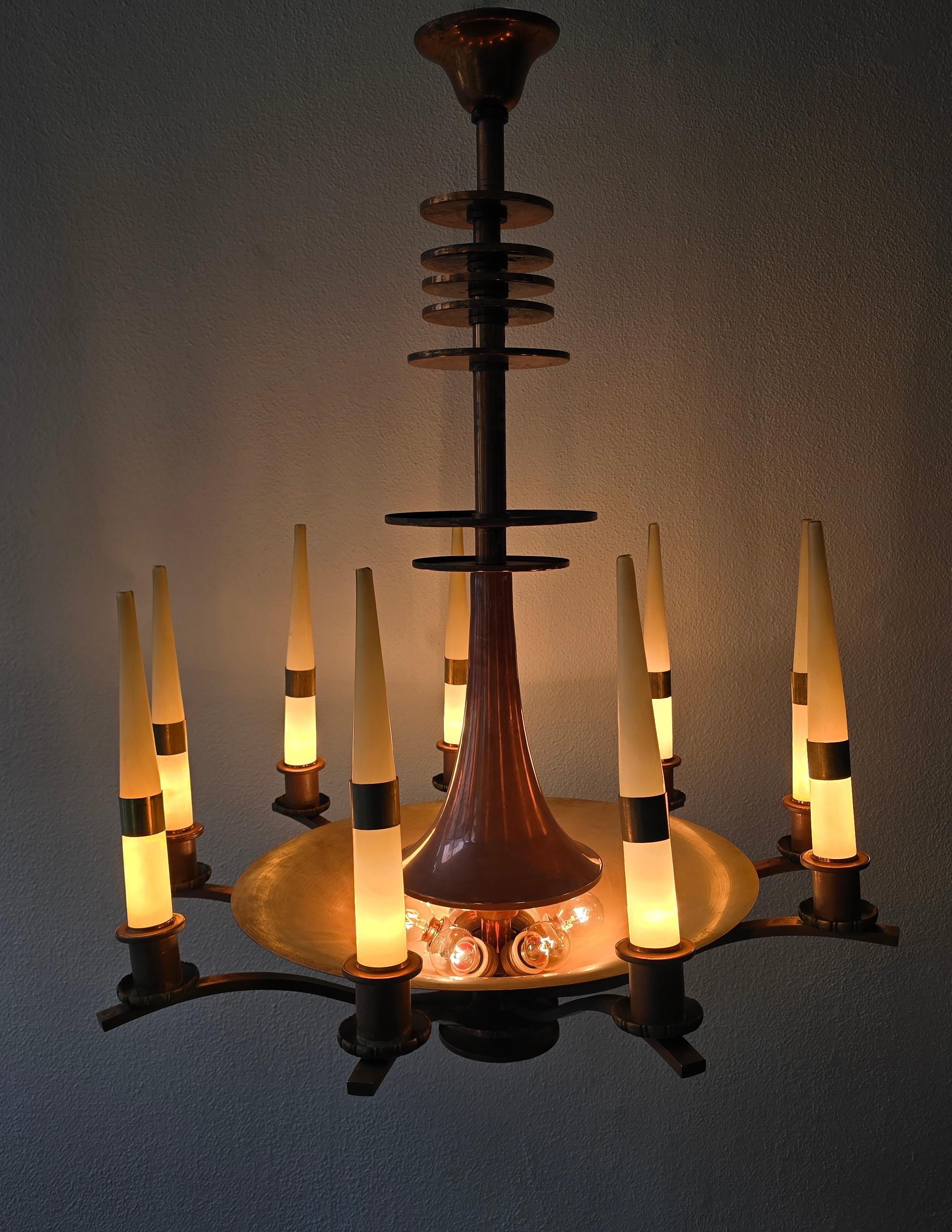 Spettacolare lampadario italiano Art Deco in rame con otto candele in vetro opalino In condizioni buone in vendita a Antwerp, BE