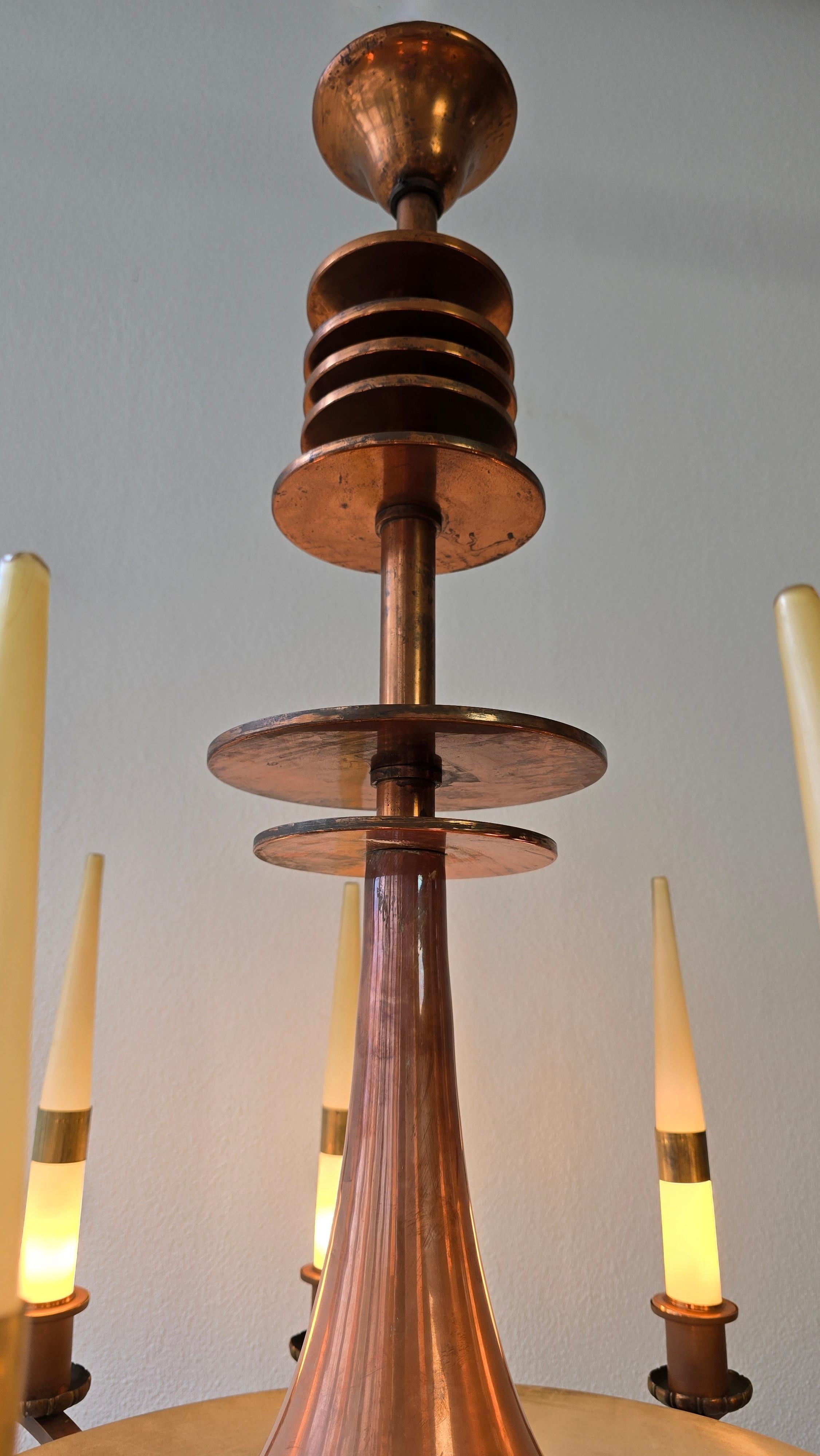XX secolo Spettacolare lampadario italiano Art Deco in rame con otto candele in vetro opalino in vendita