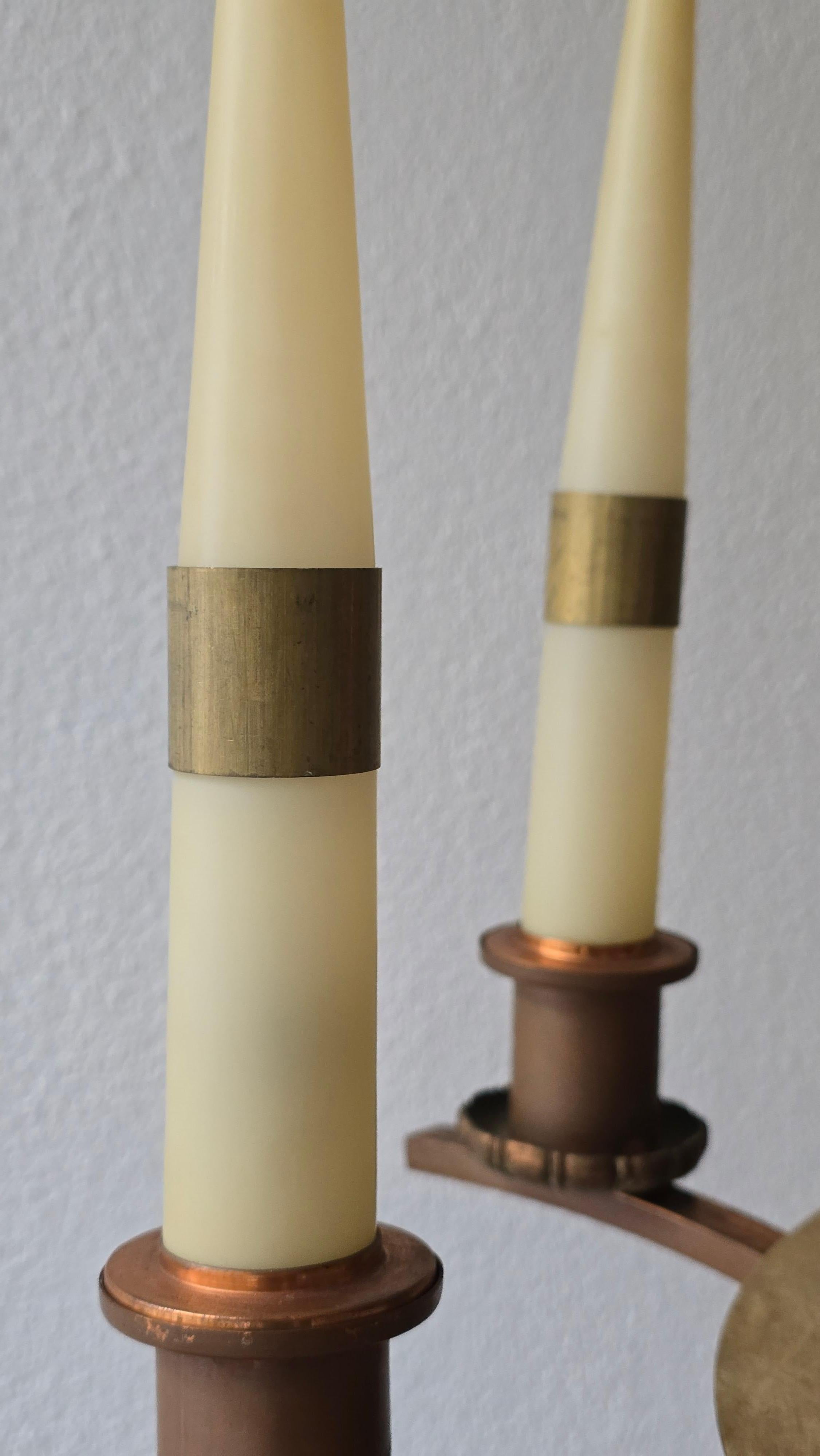 Spettacolare lampadario italiano Art Deco in rame con otto candele in vetro opalino in vendita 1