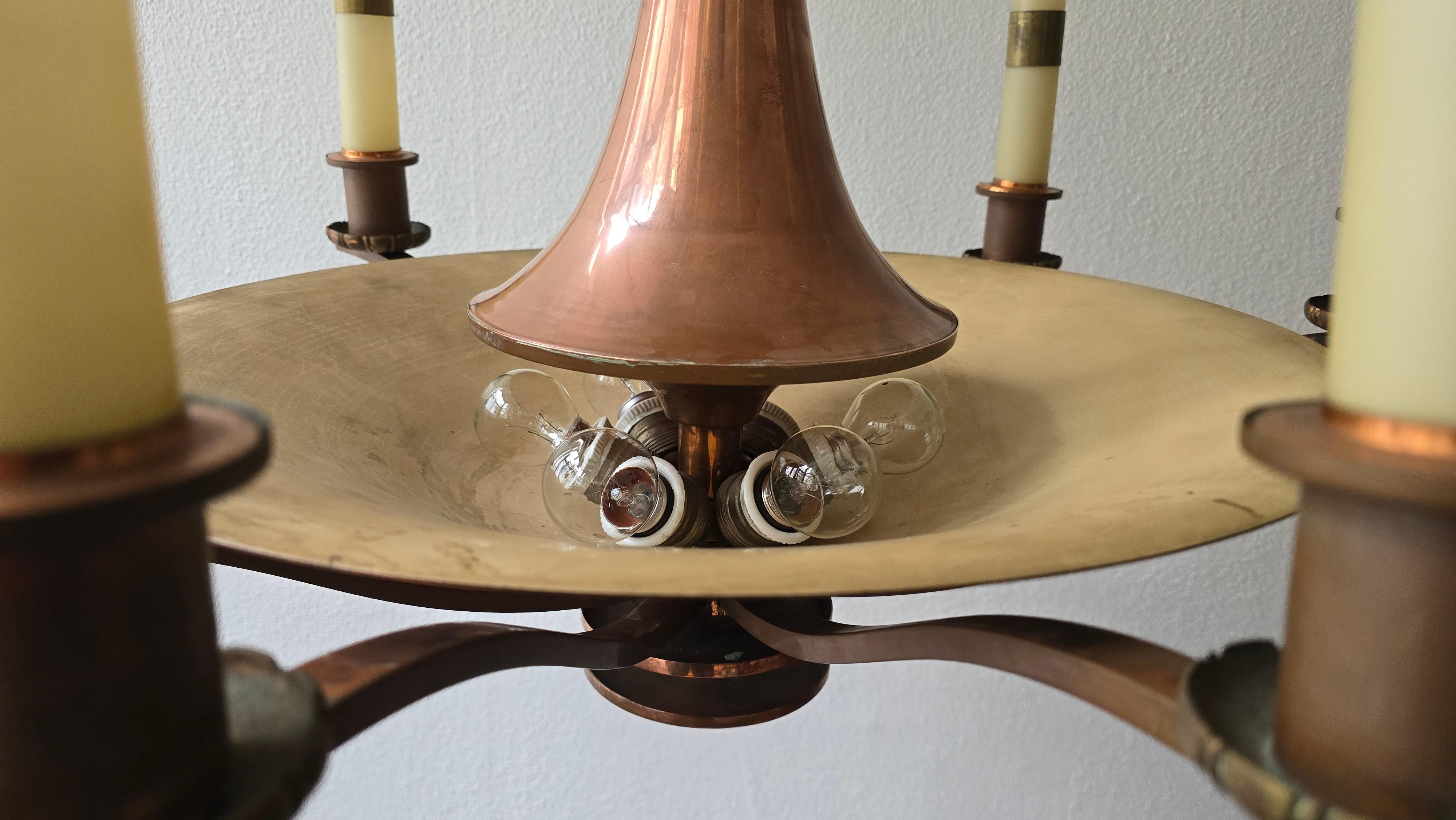 Spettacolare lampadario italiano Art Deco in rame con otto candele in vetro opalino in vendita 2