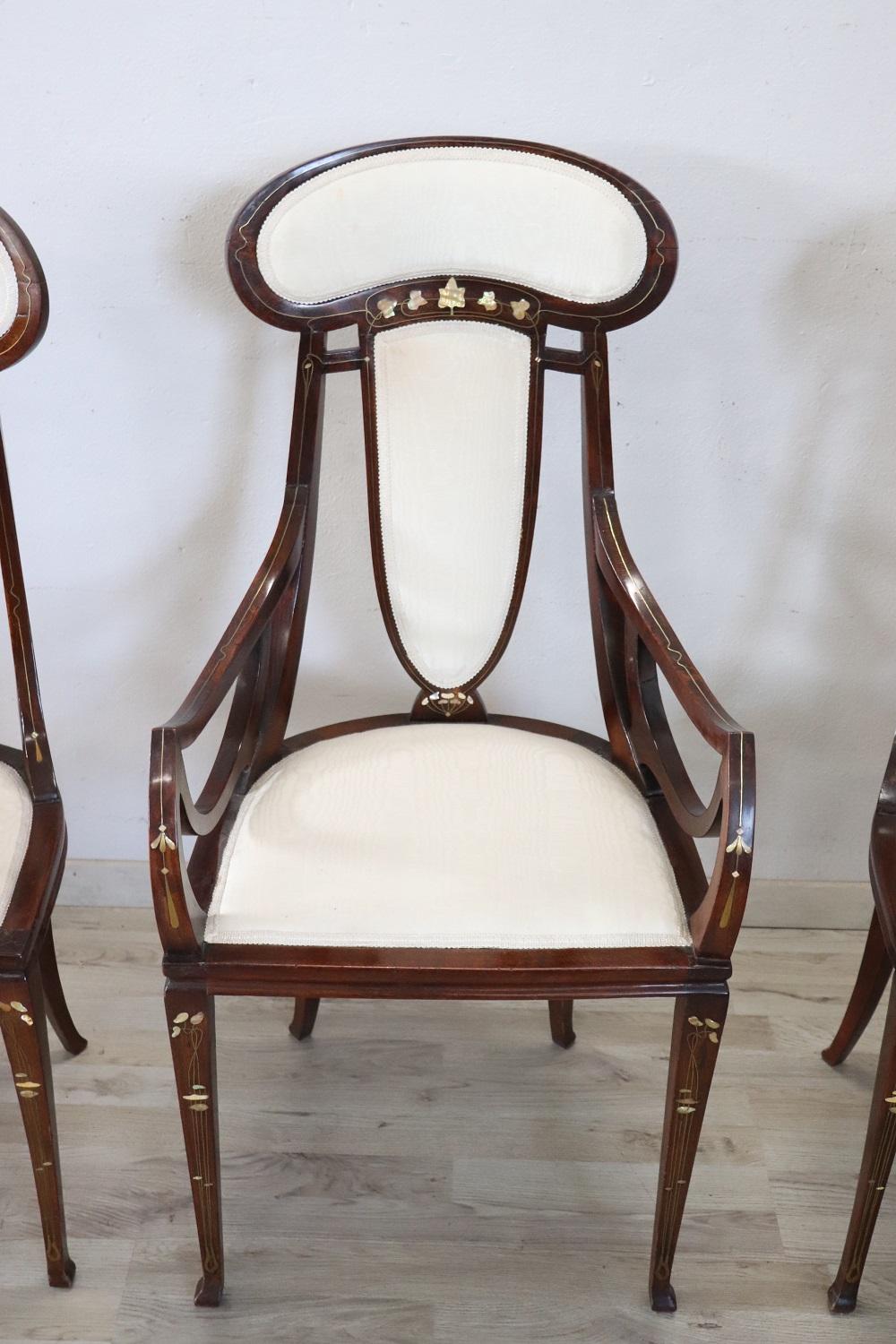 Seltenes italienisches Jugendstilset aus der Zeit um 1900:
1 Sessel
2 Stühle

Sehr seltene Stühle und Sessel von Carlo Zen, diese Stühle sind aus Nussbaum mit Intarsien aus Perlmutt und Messing und sind noch mit dem ursprünglichen Seidenstoff