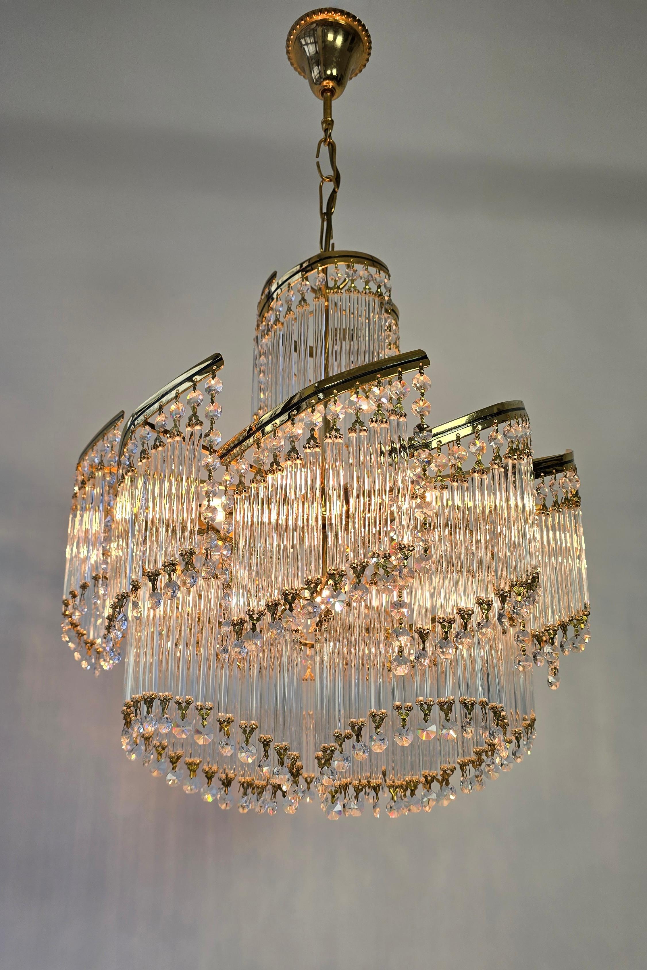 Spectacular Italian Chandelier – Undulating Elegance in Glass and Brass, 1970s

A chandelier that is more than just lighting – it is a work of art. This refined Italian chandelier from the 1970s exudes pure luxury, with its opulent layered design of