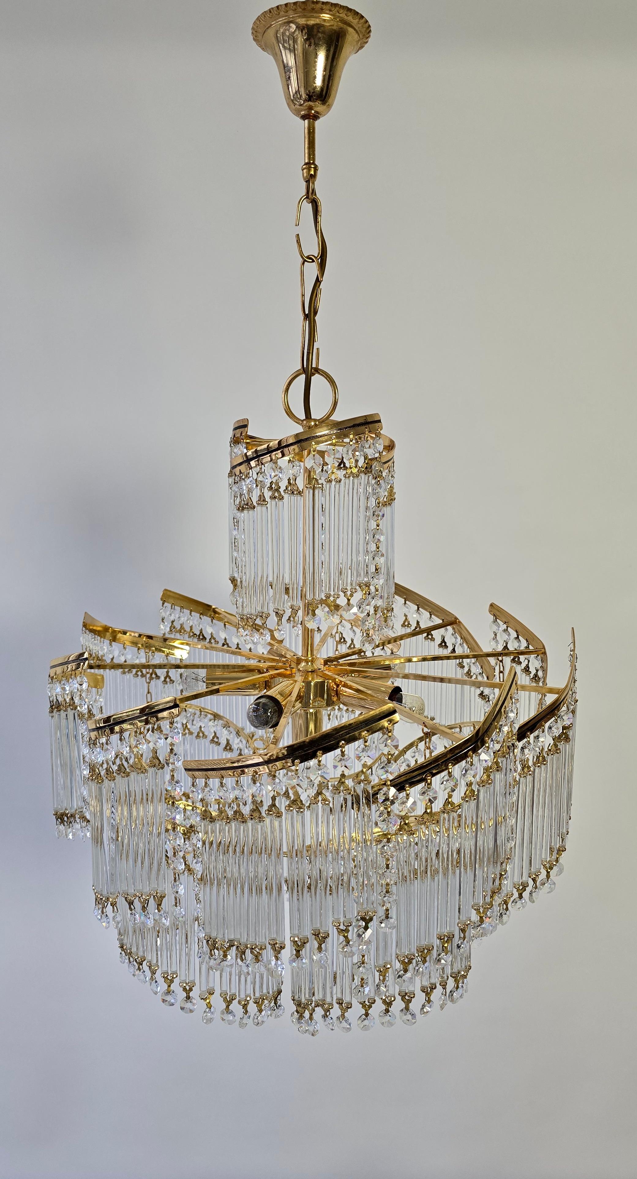 Spectacular Italian Chandelier – Undulating Elegance in Glass and Brass, 1970s In Good Condition For Sale In Antwerp, BE