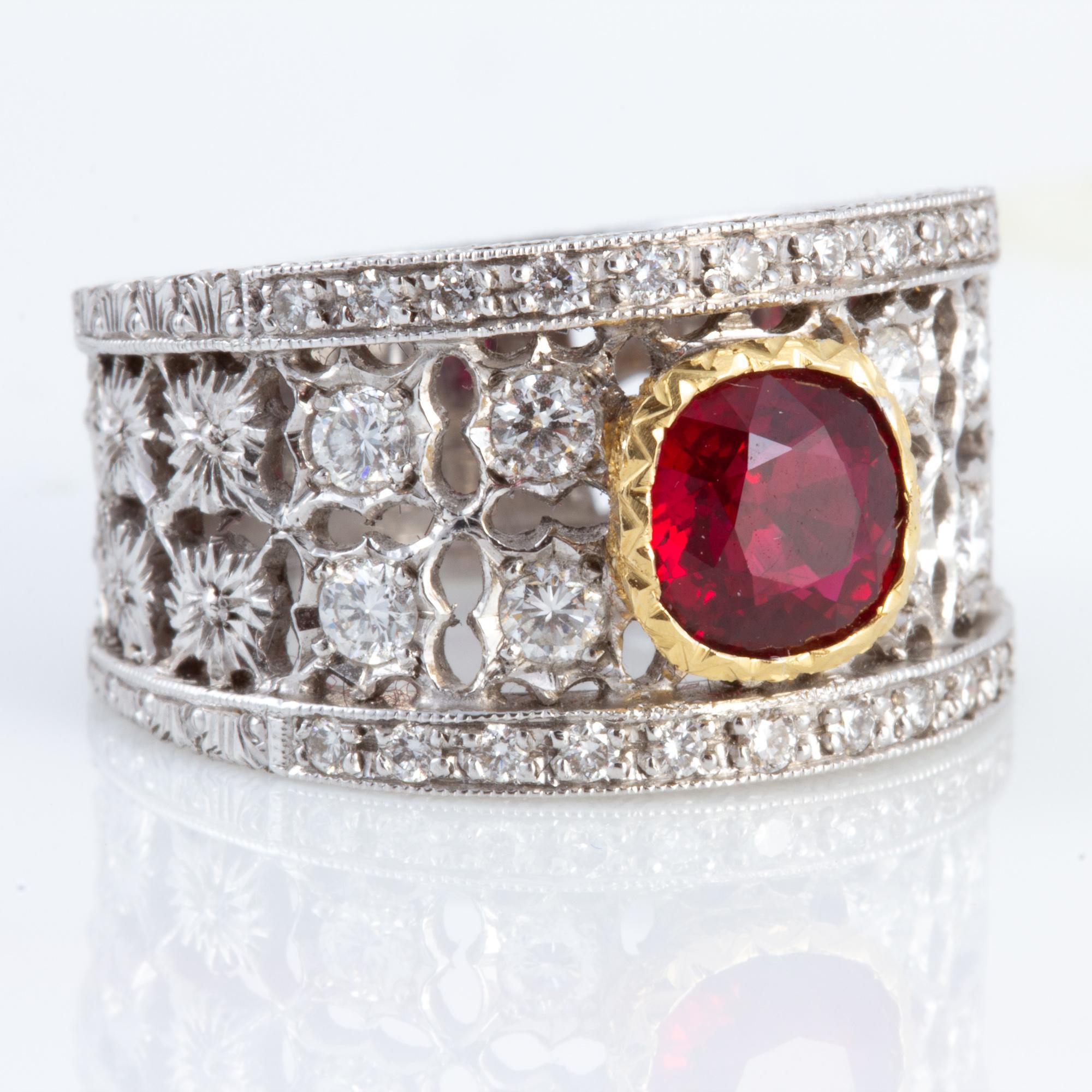 Artisan Spectaculaire bague italienne florentine gravée en rubis et diamants 18 carats en vente