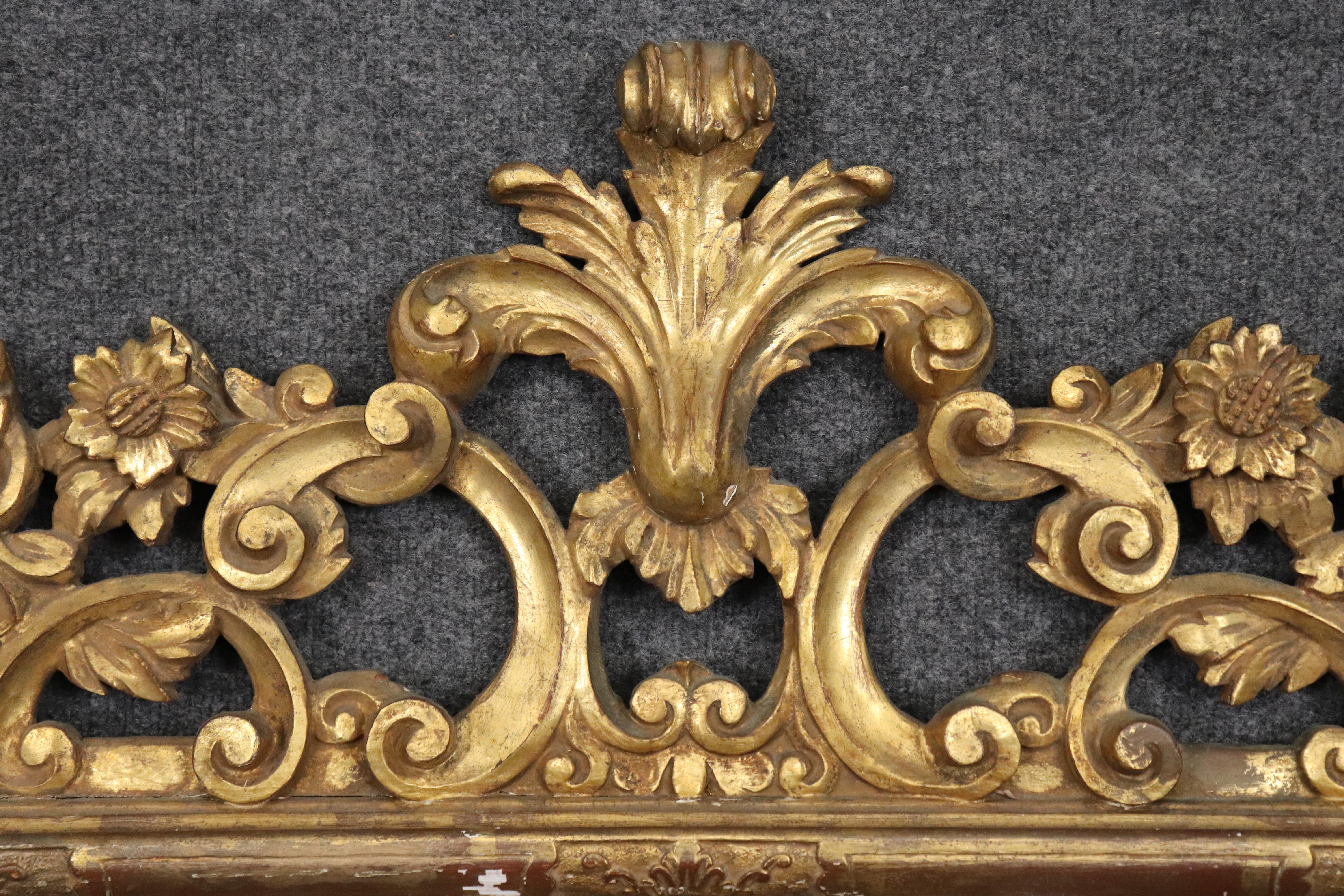 Dies ist ein hervorragender geschnitzter französischer Louis XV-Spiegel, der in Italien in den 1920-30er Jahren hergestellt wurde und in Bezug auf Design, Ausführung und Größe absolut atemberaubend ist. Der Spiegel wird Zeichen des Alters und der