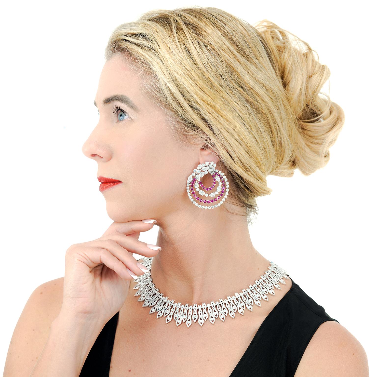 Circa 1990, 18k, Italie. Ces boucles d'oreilles sont éblouissantes ! Les 8,0 carats de rubis vibrants et les 18,0 carats de fins diamants blancs (couleur G et pureté VS), sont sertis sur différents niveaux, pour des visuels intenses. Courbés de