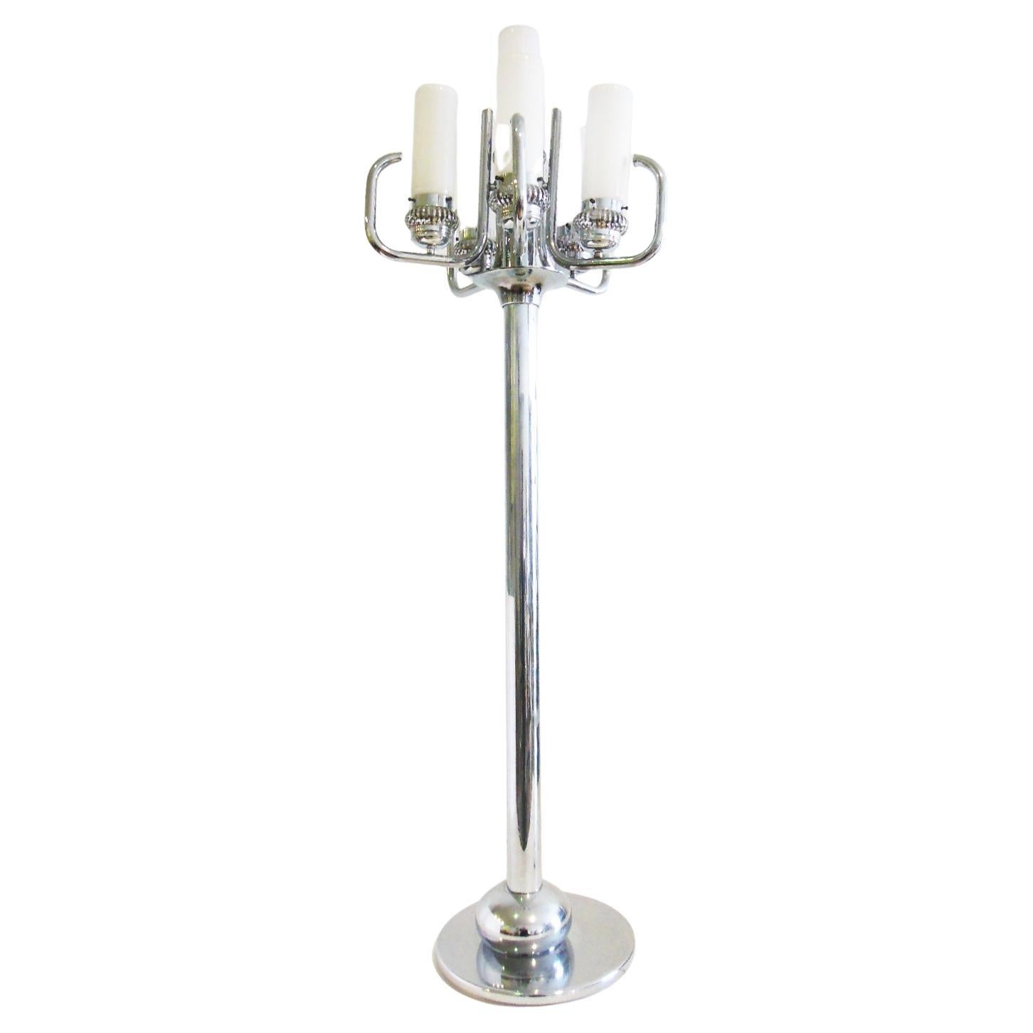
Lampadaire et lustre italiens de l'ère spatiale

Une paire de lampes, l'une étant un lampadaire et l'autre un lustre.
Il s'agit d'un ensemble spectaculaire et rare. Ce n'est pas un modèle très courant, je n'ai pas réussi à trouver le designer, et