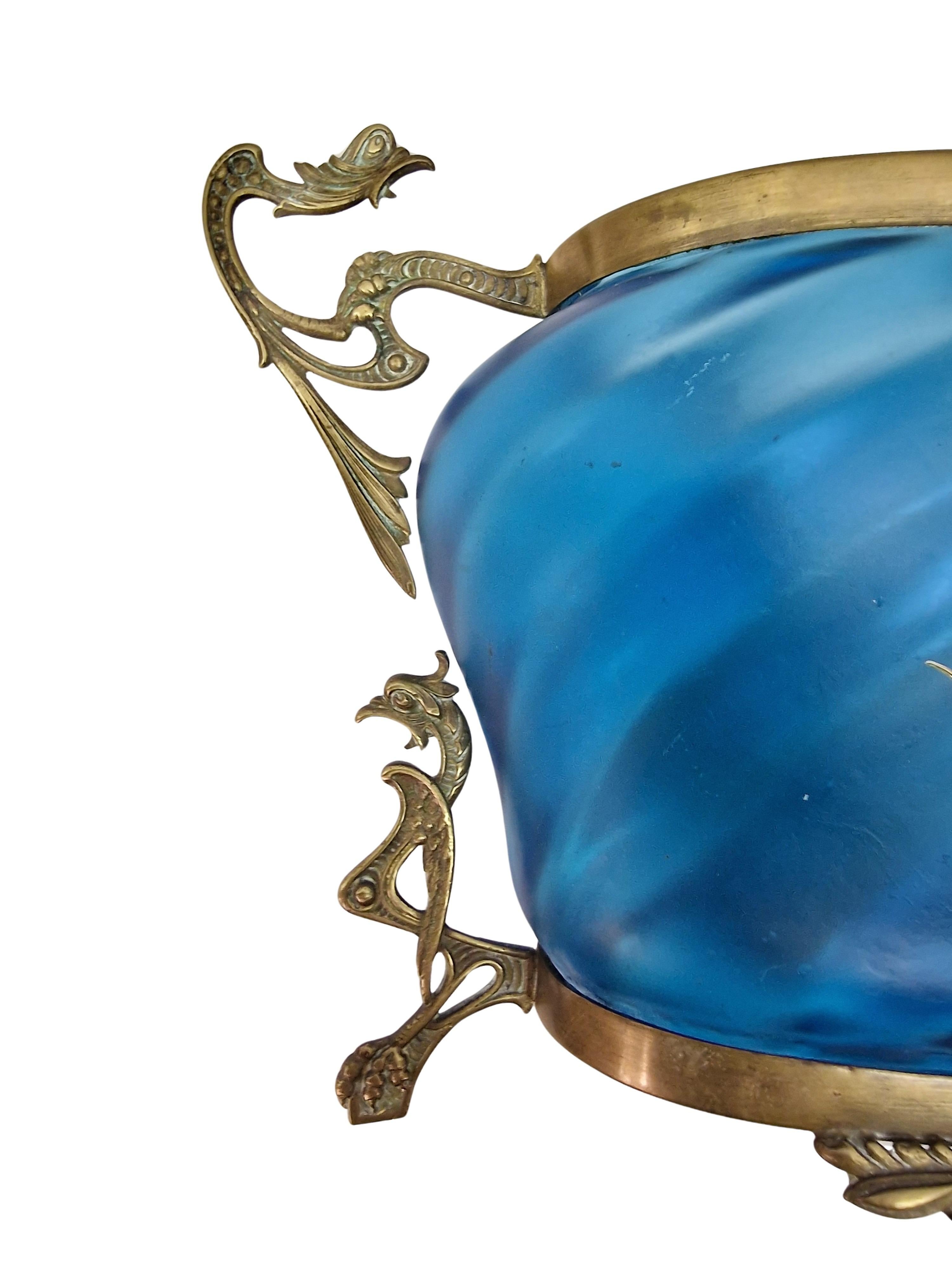 Spectaculaire vase à fleurs de jardinière, peinture émaillée en bleu delilicate, 1890 France en vente 3