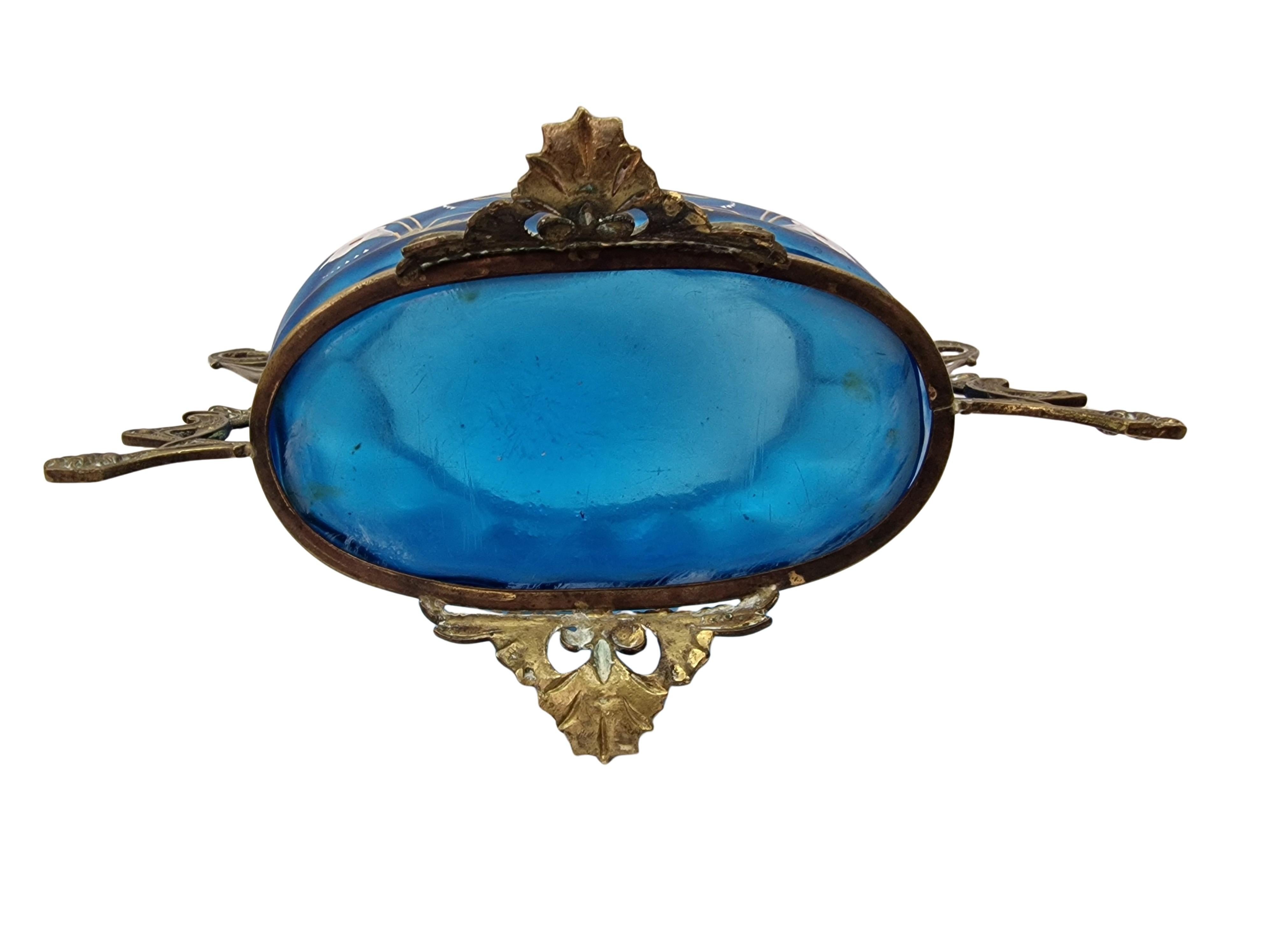 Spectaculaire jardinière, vase à fleurs, en verre soufflé bleu avec une délicate peinture émaillée, fabriquée dans les années 1890, en France.

Cette pièce d'artisanat exceptionnelle et de grande qualité est un merveilleux exemple d'objets d'art