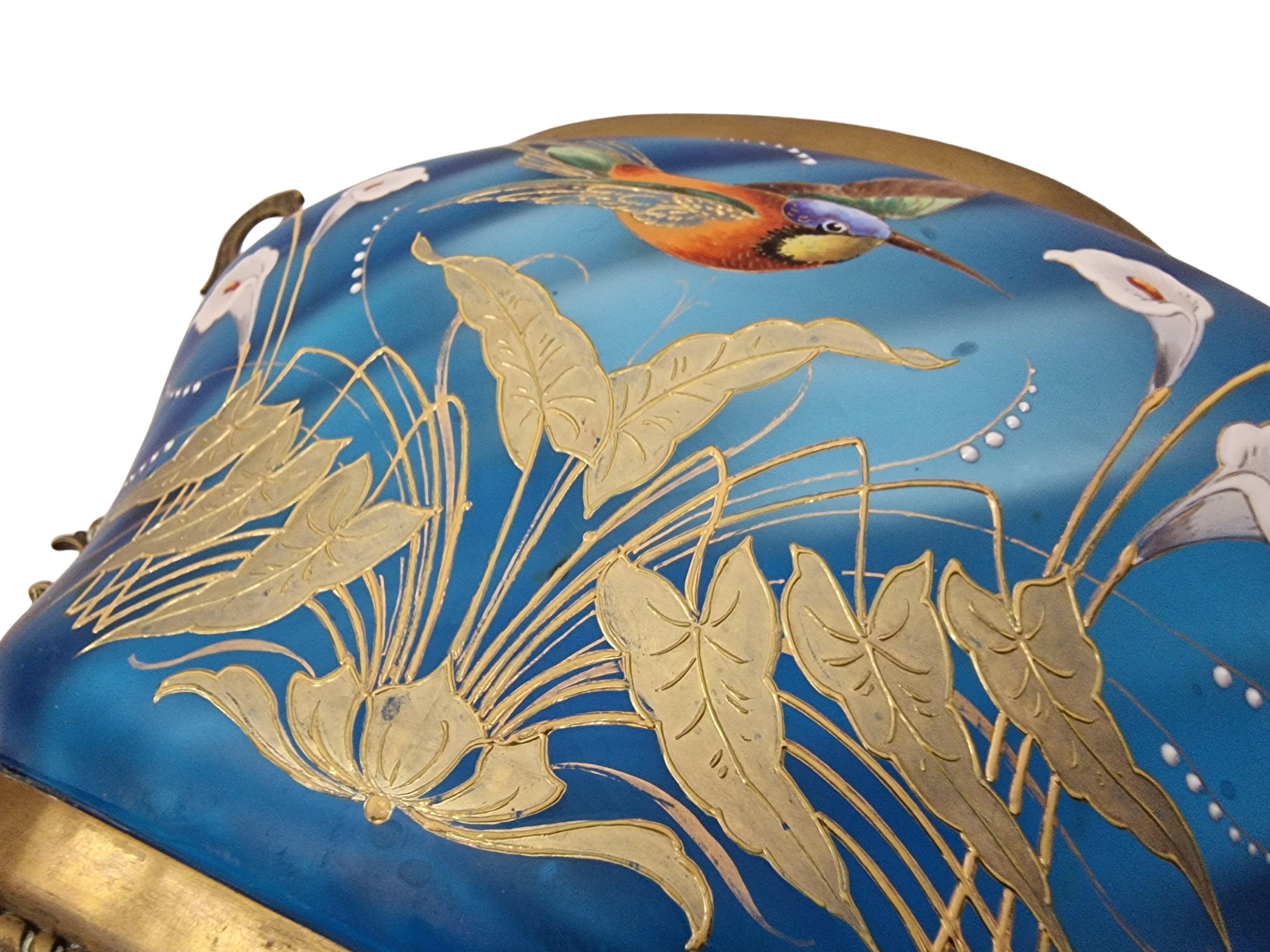 Belle Époque Spectaculaire vase à fleurs de jardinière, peinture émaillée en bleu delilicate, 1890 France en vente