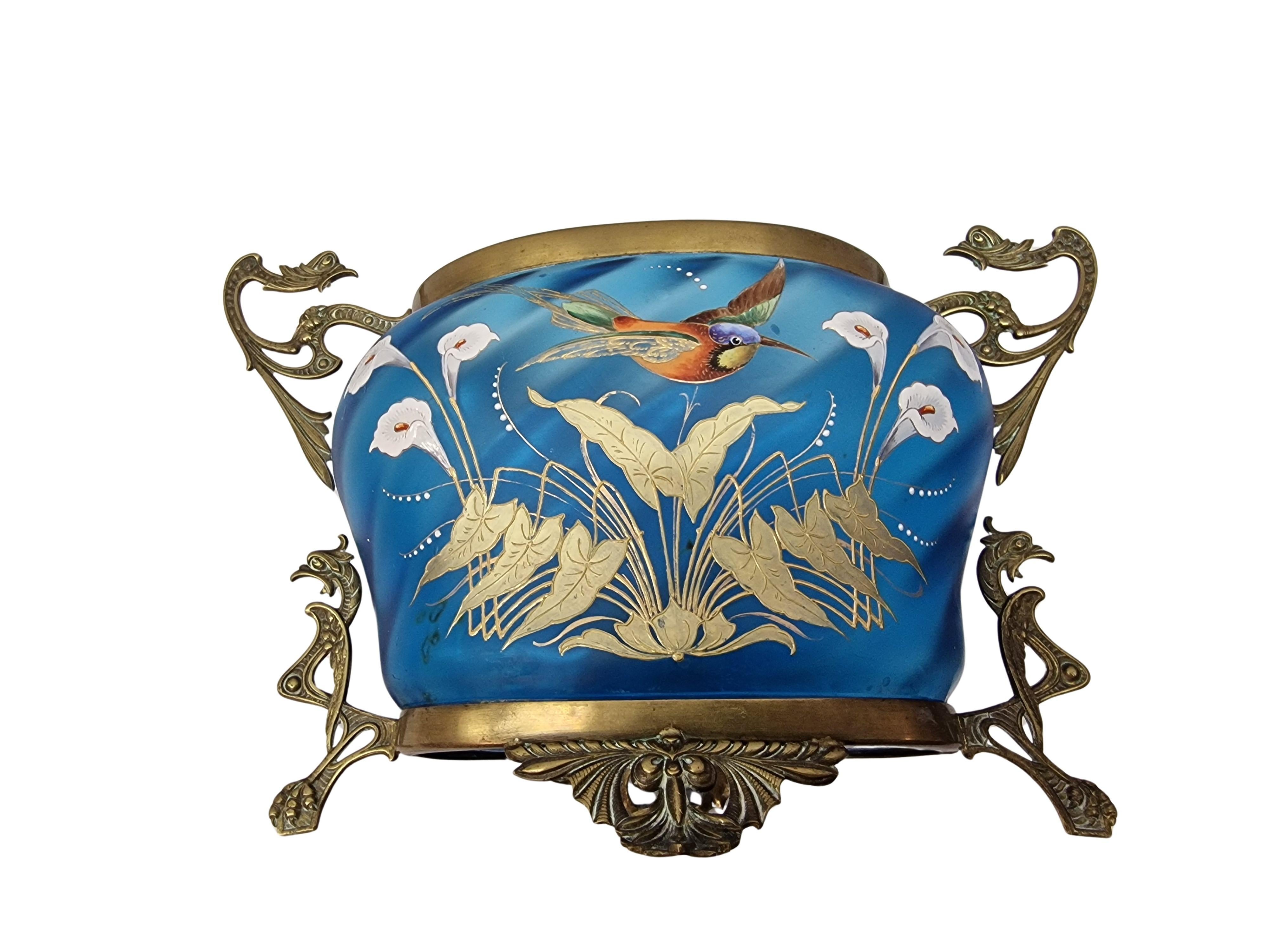 Français Spectaculaire vase à fleurs de jardinière, peinture émaillée en bleu delilicate, 1890 France en vente