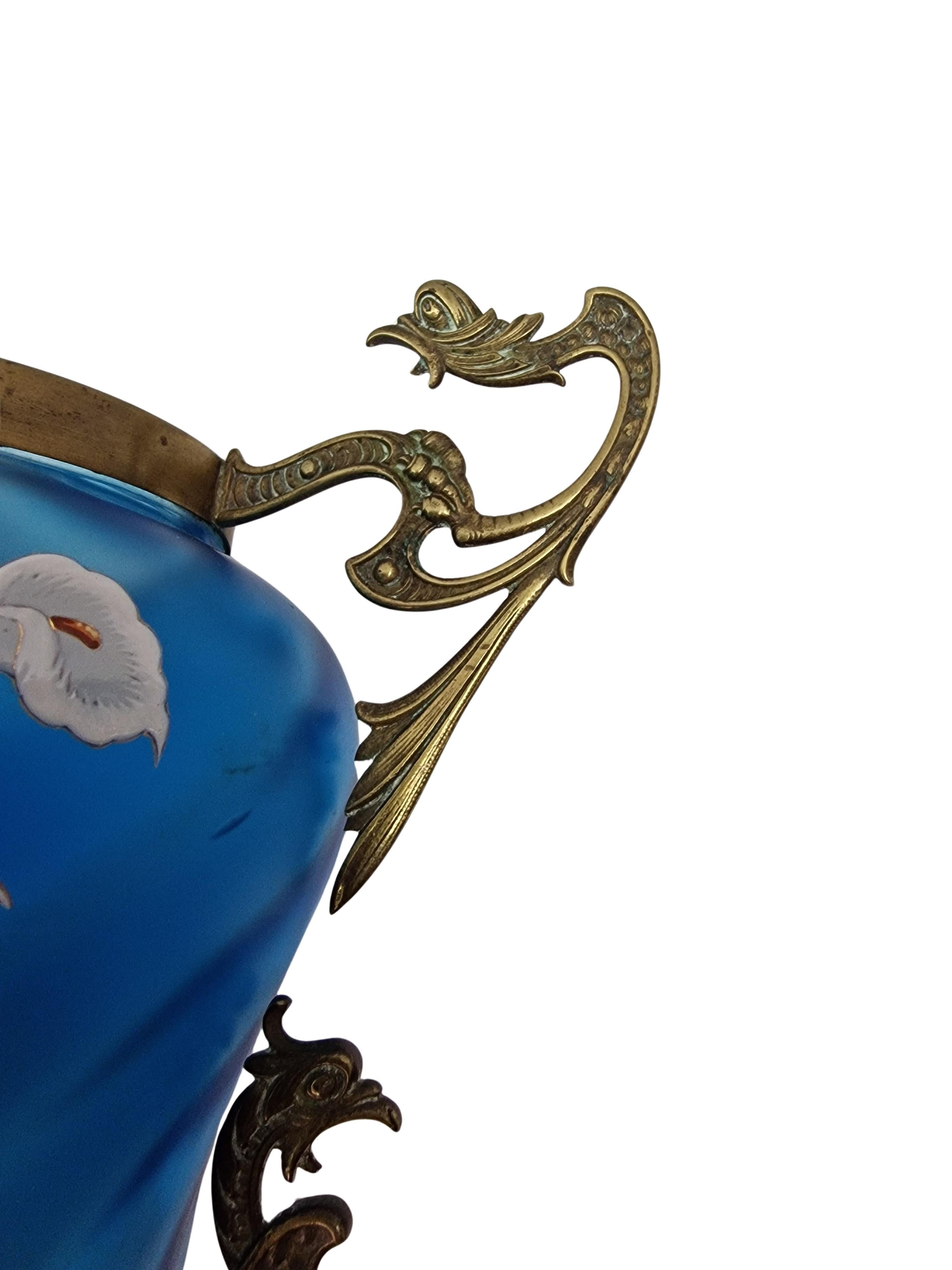 Peint à la main Spectaculaire vase à fleurs de jardinière, peinture émaillée en bleu delilicate, 1890 France en vente