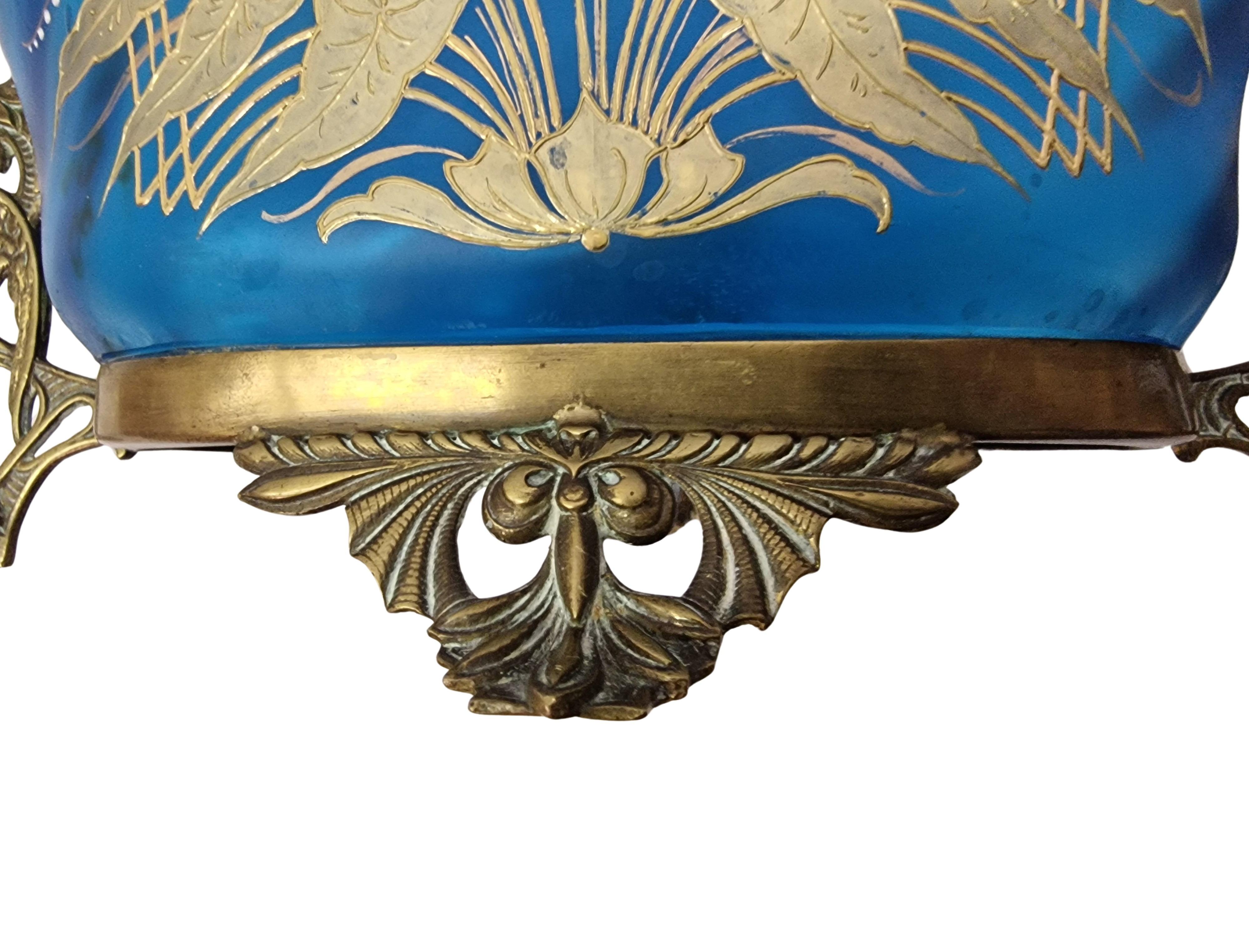 Spectaculaire vase à fleurs de jardinière, peinture émaillée en bleu delilicate, 1890 France Bon état - En vente à Wien, AT