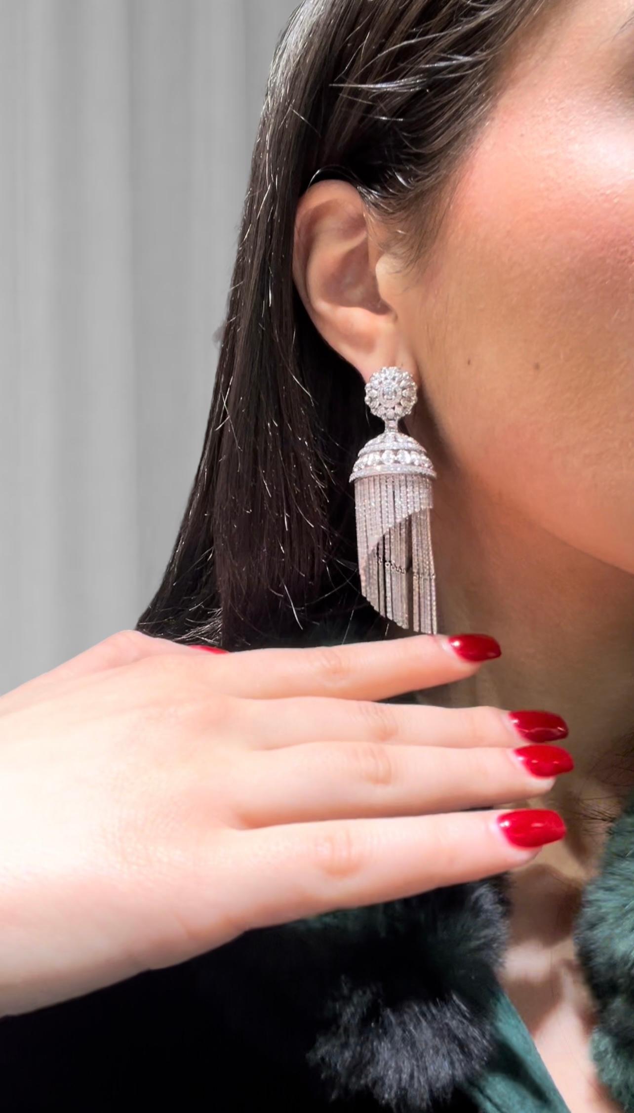 Spektakuläre 15,26 Karat F/VS Diamant Quasten-Kronleuchter-Ohrringe, handgefertigte Eleganz
Als schillernder Ausdruck von Bewegung, Licht und akribischer Handwerkskunst sind diese außergewöhnlichen Ohrringe mit Quastenleuchter ein Triumph der Haute