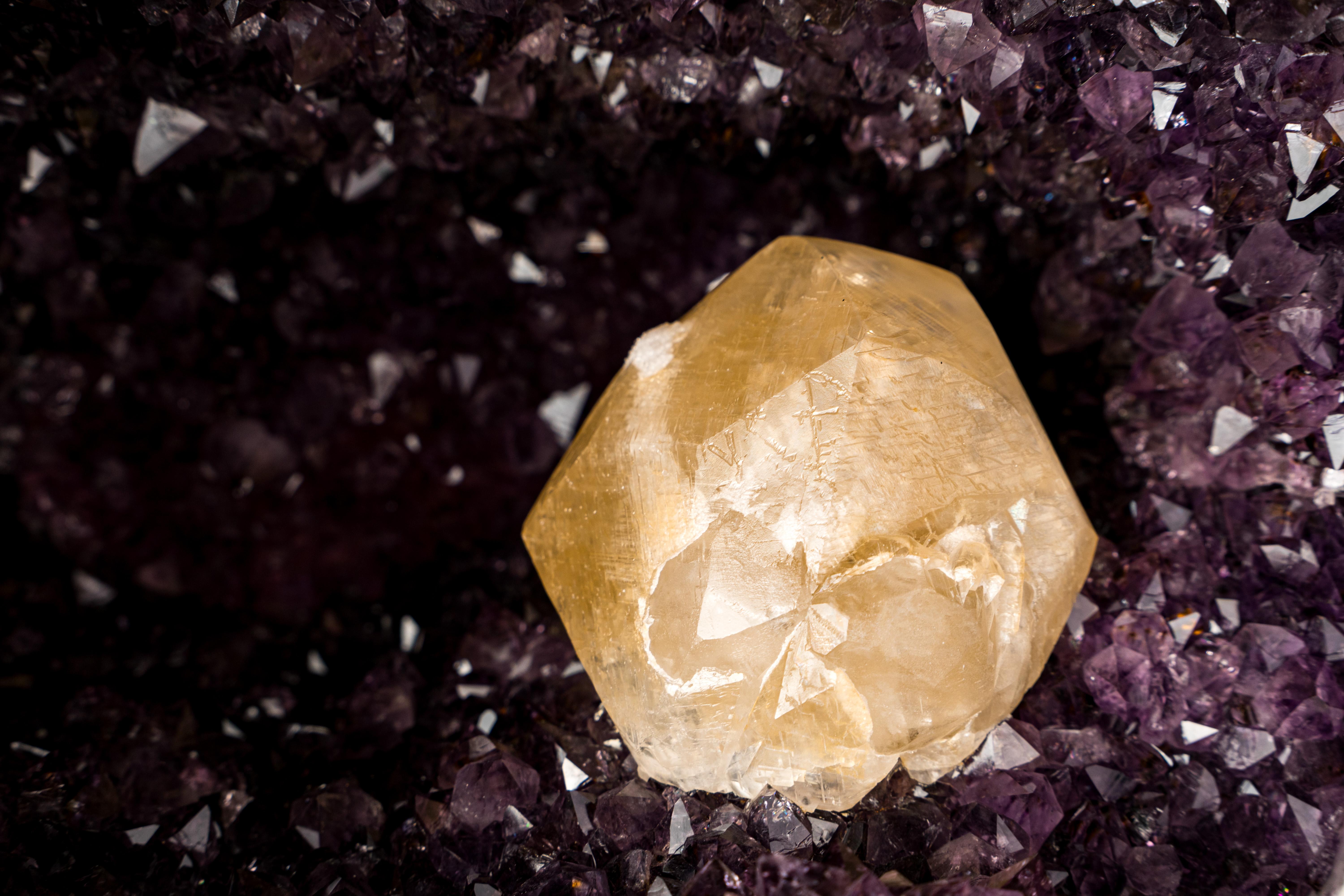 XXI secolo e contemporaneo Spettacolare grande geode di ametista in grotta con druzy viola intenso in vendita