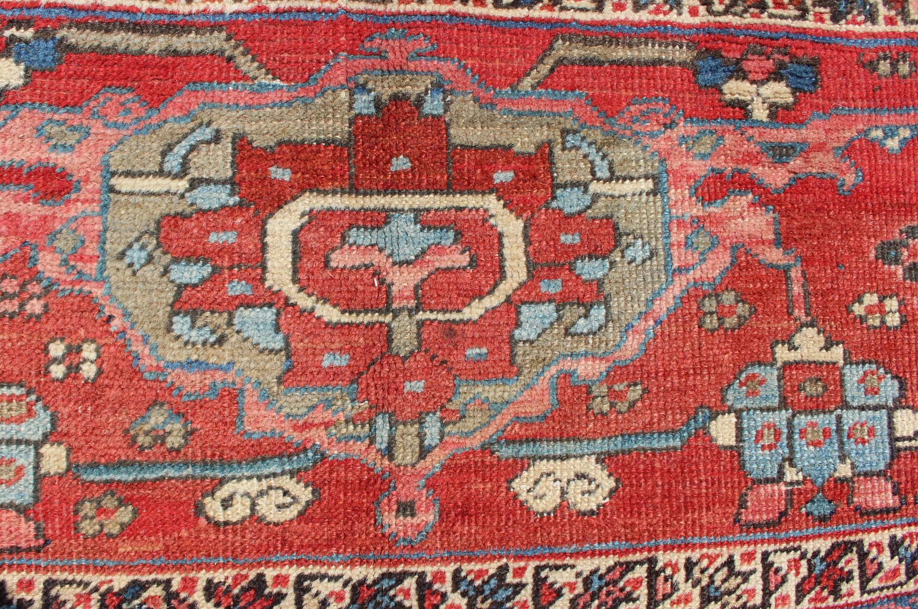 Spectacular Large Antique Persian Bakshaish Serapi Rug with Beautiful Colors  For Sale 10