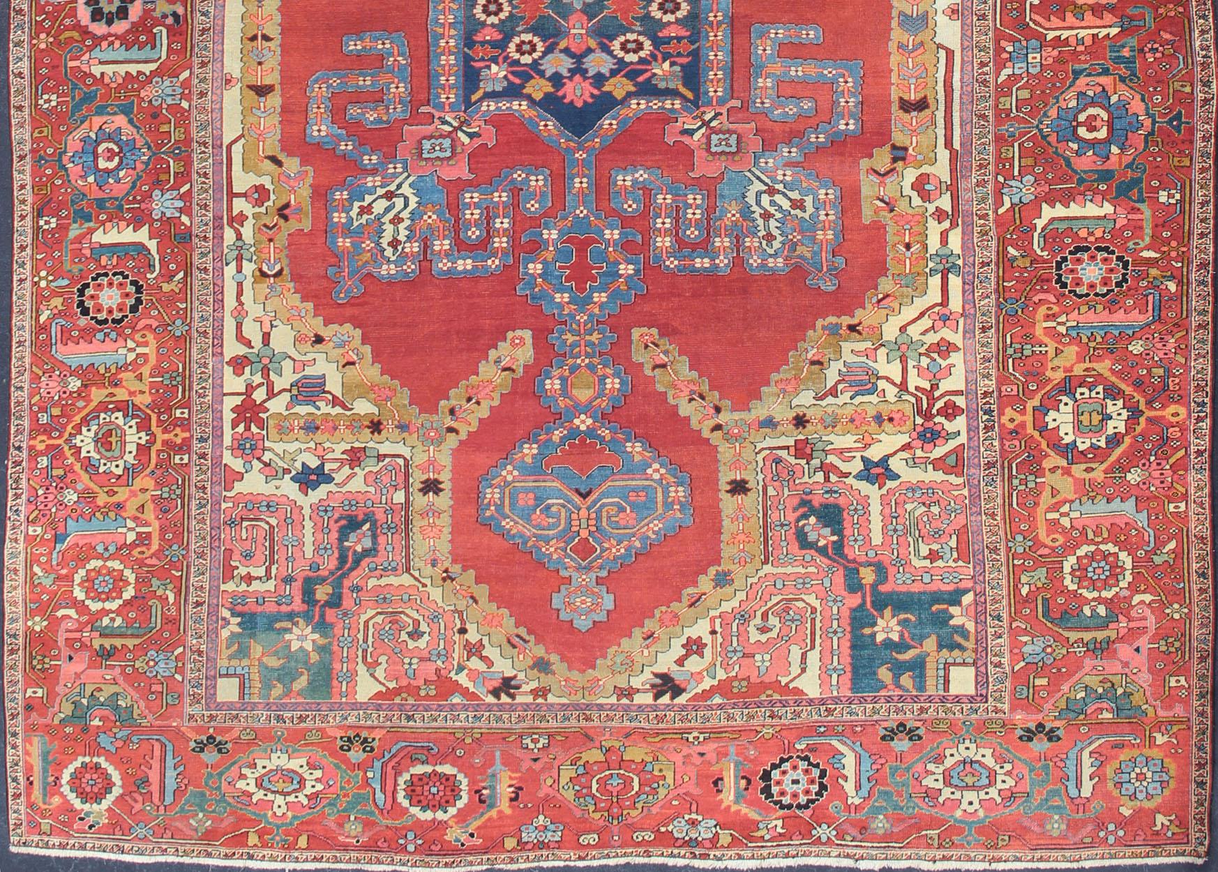 Spectaculaire grand tapis persan Bakshaish Serapi antique avec de belles couleurs et un grand médaillon géométrique. Keivan Woven Arts/ Tapis / M14-0201. Grand Serapi, grand Bakshaish. Antique grand persan.

Mesures : 12' x 19'.
Parmi les tapis
