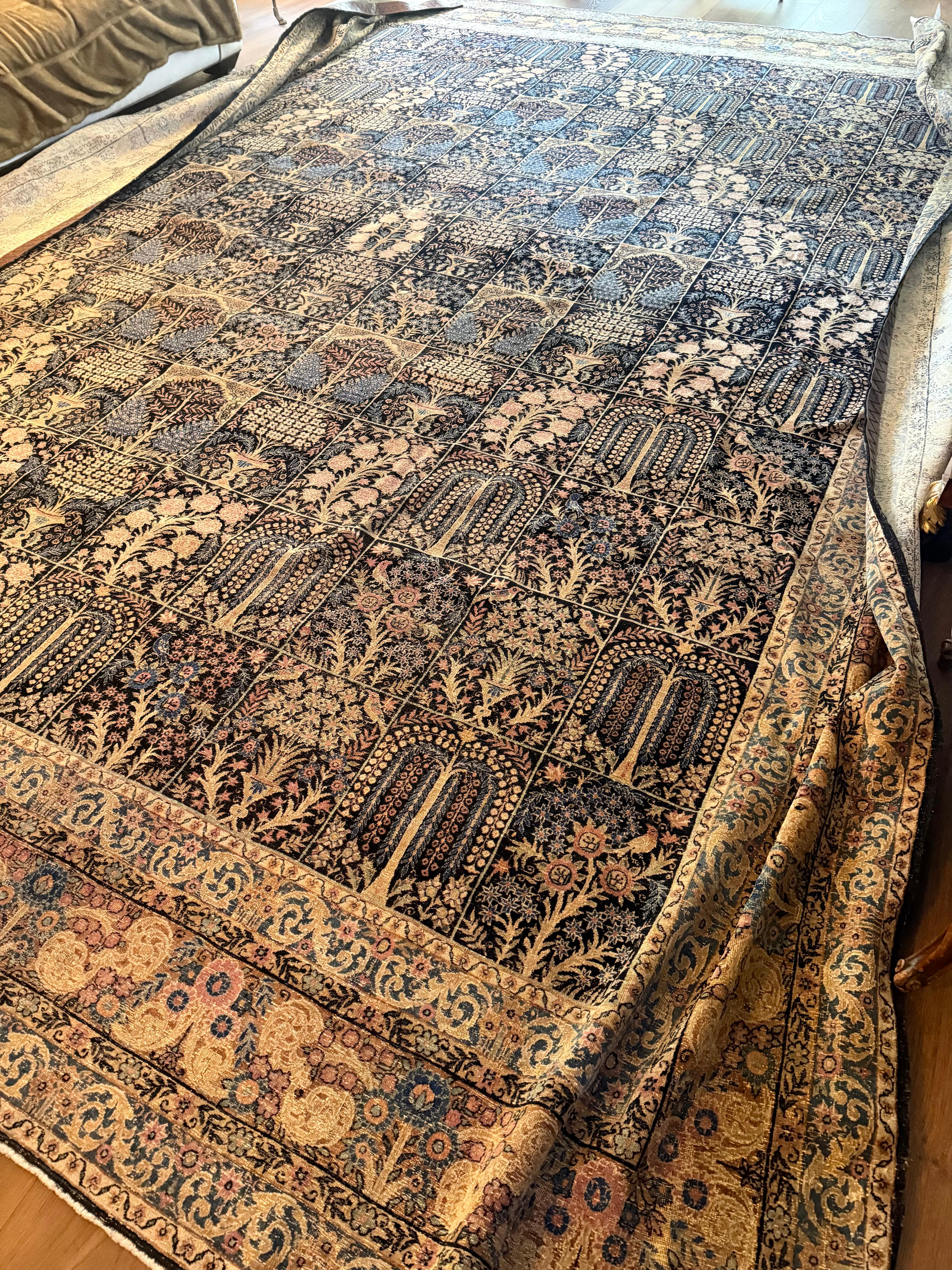 Spectaculaire grand tapis ancien persan Tabriz Design/One, Pays d'origine : Perse, Circa : 1920 - Tissé au début du 20e siècle, ce tapis persan ancien apporte beaucoup de caractère et d'histoire à l'espace. Le motif emblématique du tapis de jardin