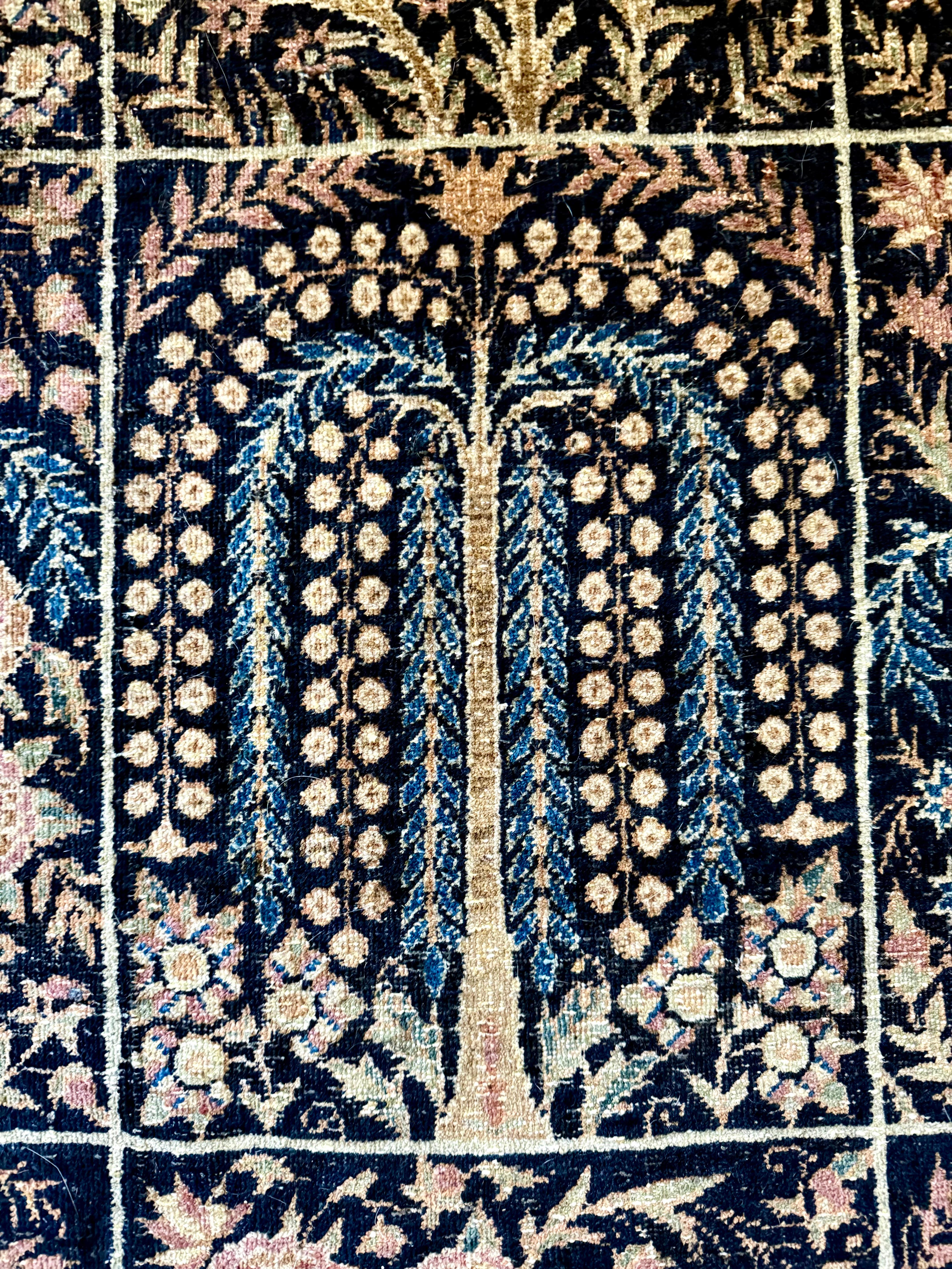 20ième siècle Spectaculaire grand tapis persan ancien de Tabriz à motif de jardin en vente