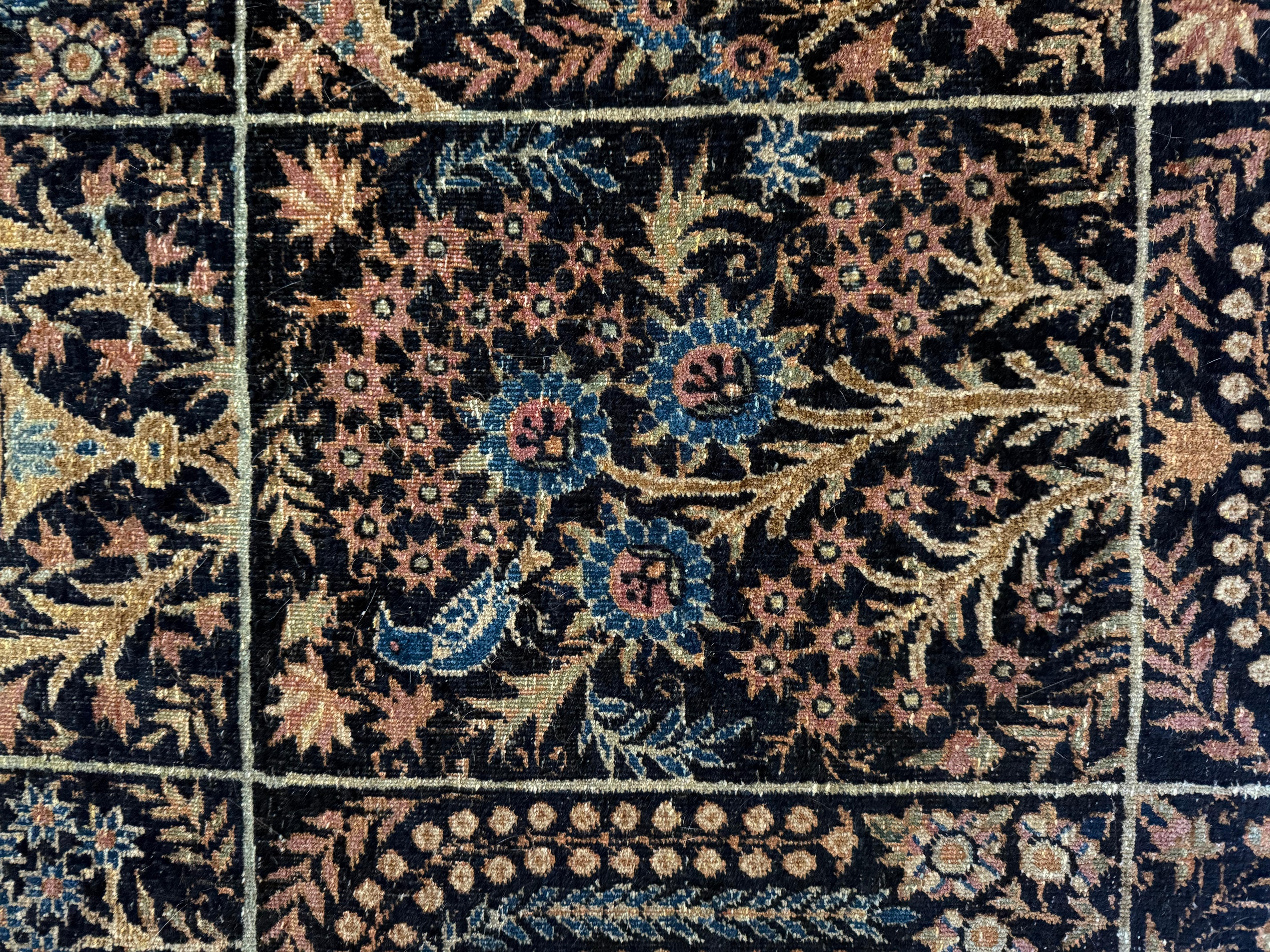 Laine Spectaculaire grand tapis persan ancien de Tabriz à motif de jardin en vente