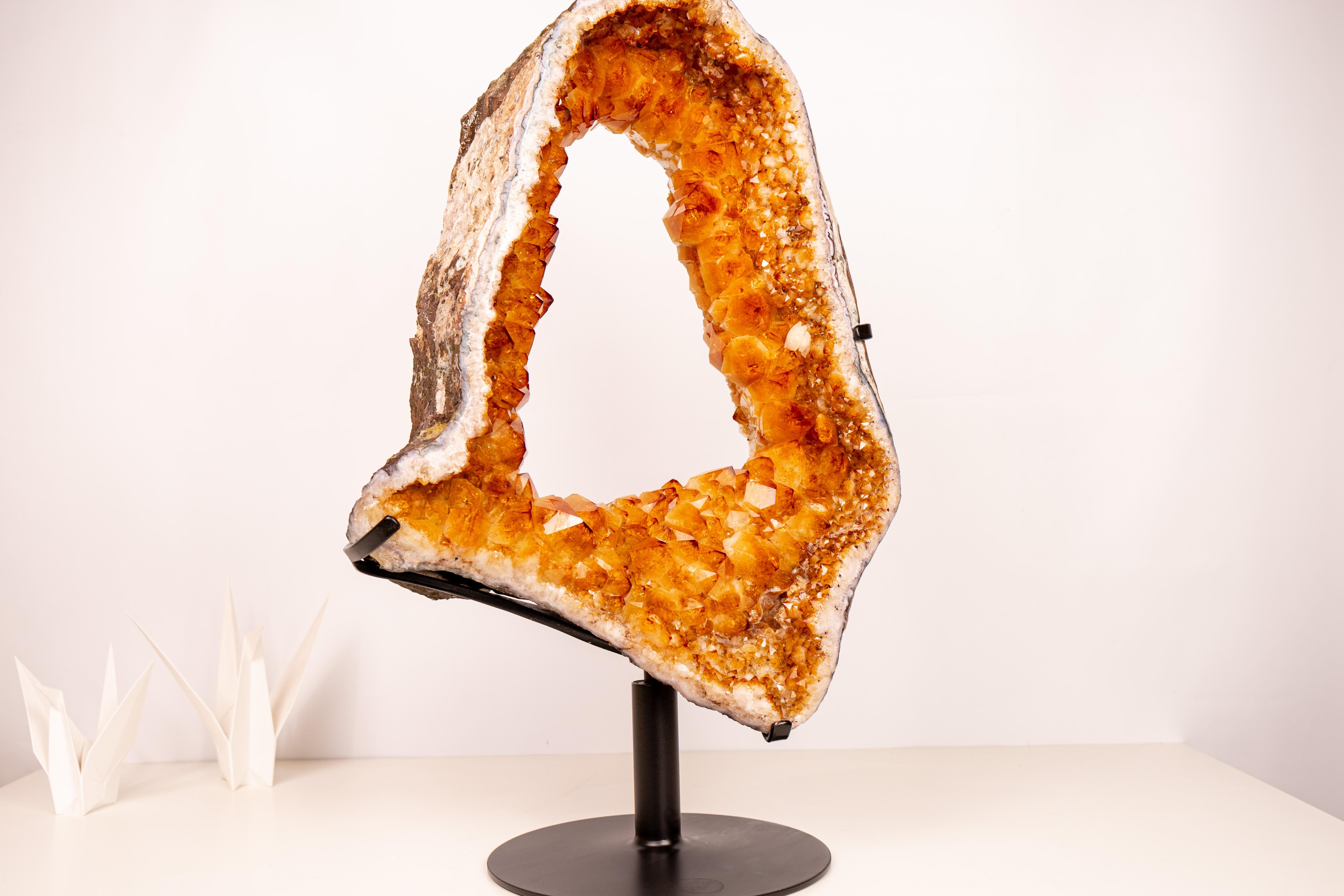 Grande fetta di portale di geode di citrino con una rara formazione floreale, citrino arancione dorato su supporto

▫️ Descrizione

Un raro e stupefacente Geode Citrine Portal, quest'opera d'arte naturale mostra una bellezza di livello mondiale con
