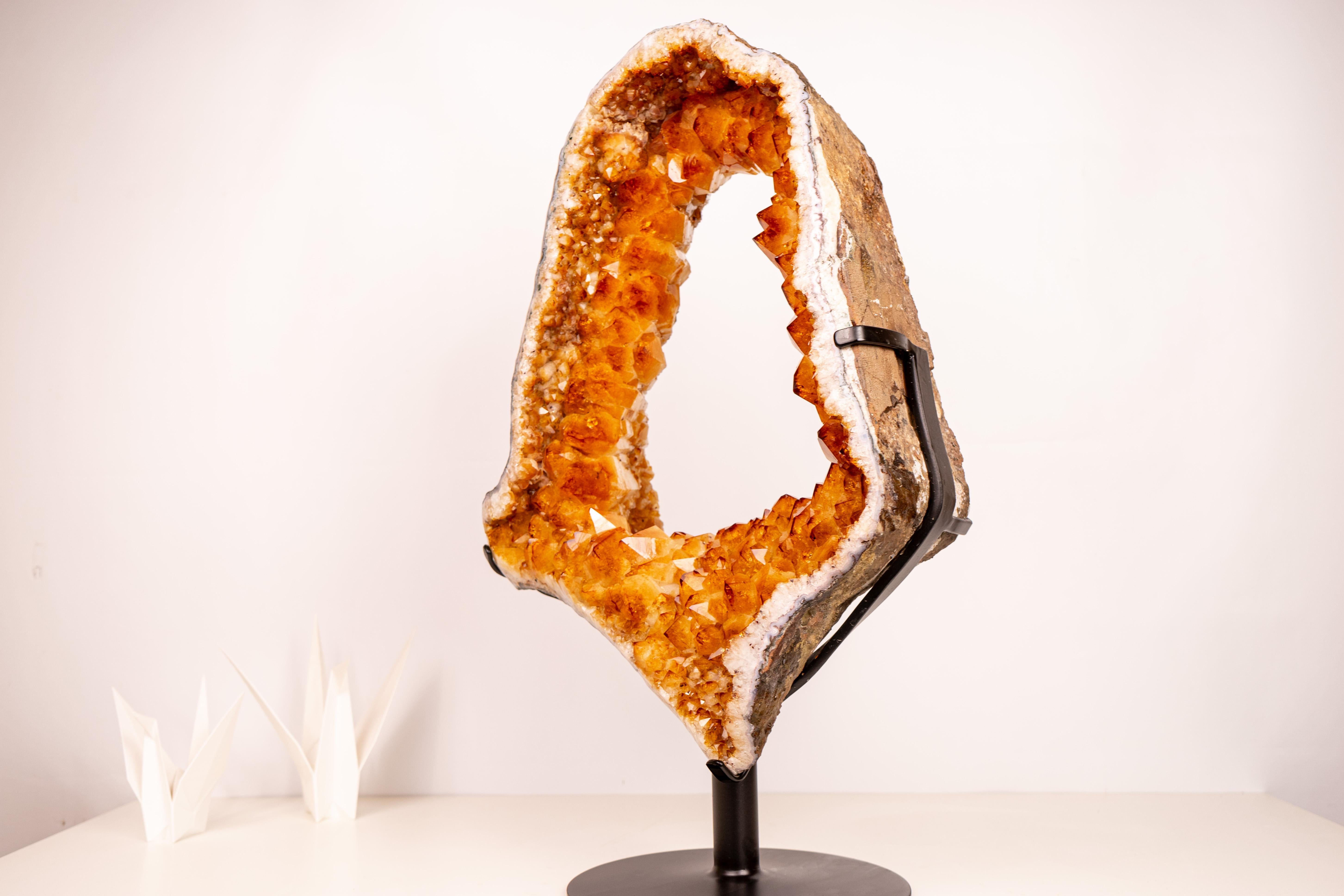 Brasiliano Spettacolare geode di citrino di grandi dimensioni Portales in vendita