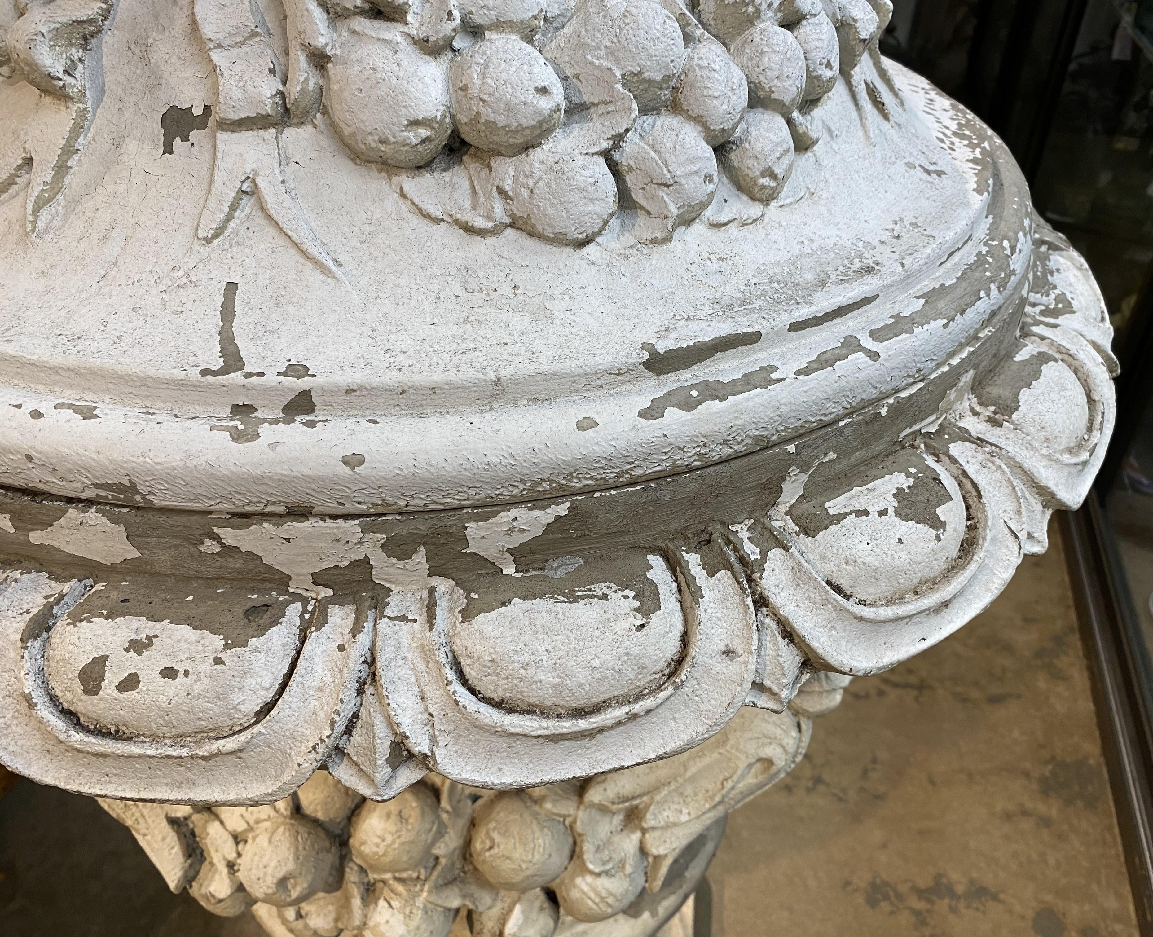 Spectaculaire grande urne à pied couverte avec décoration de tête de bélier en fausse pierre en vente 2