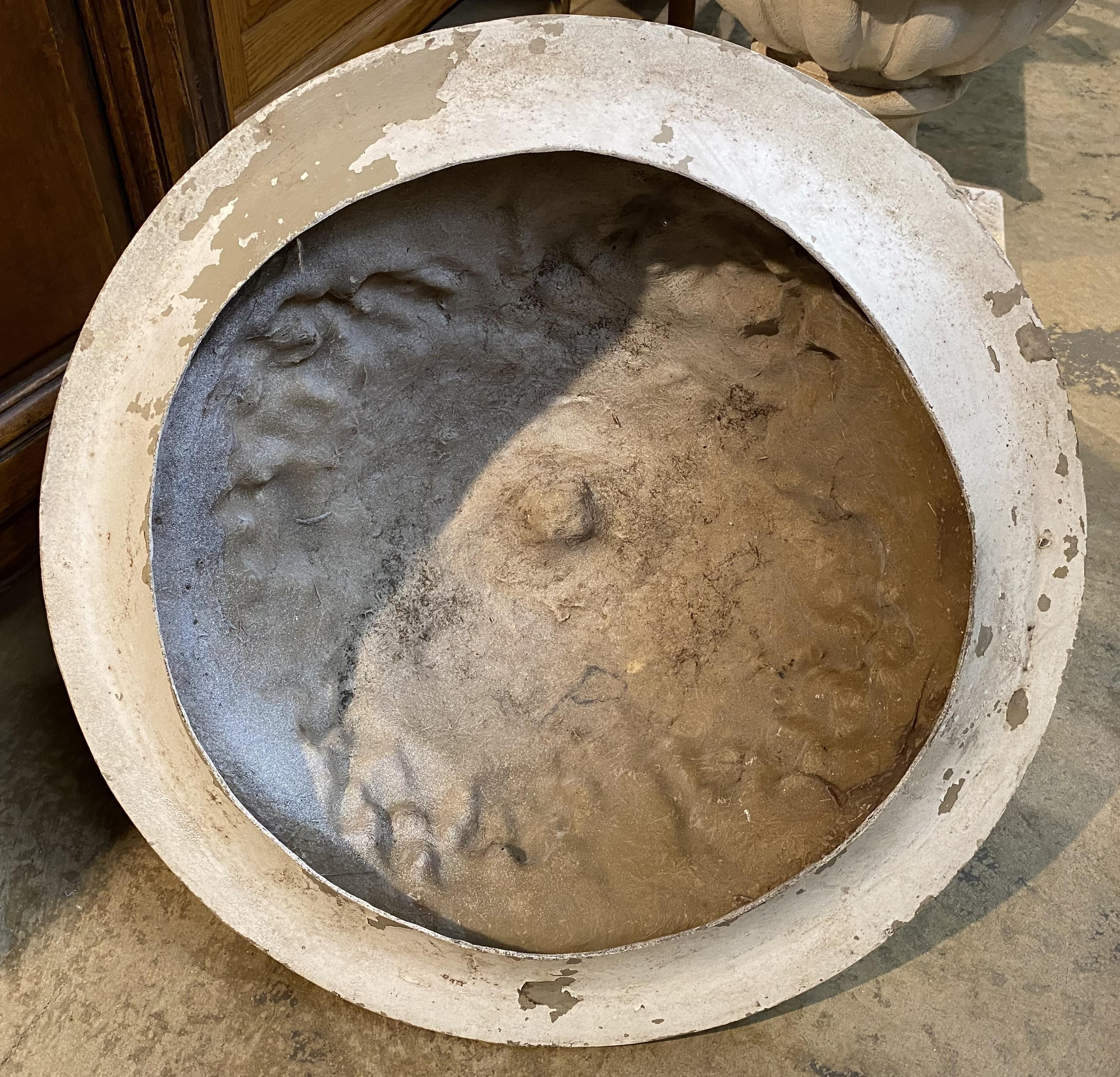 Spectaculaire grande urne à pied couverte avec décoration de tête de bélier en fausse pierre en vente 3
