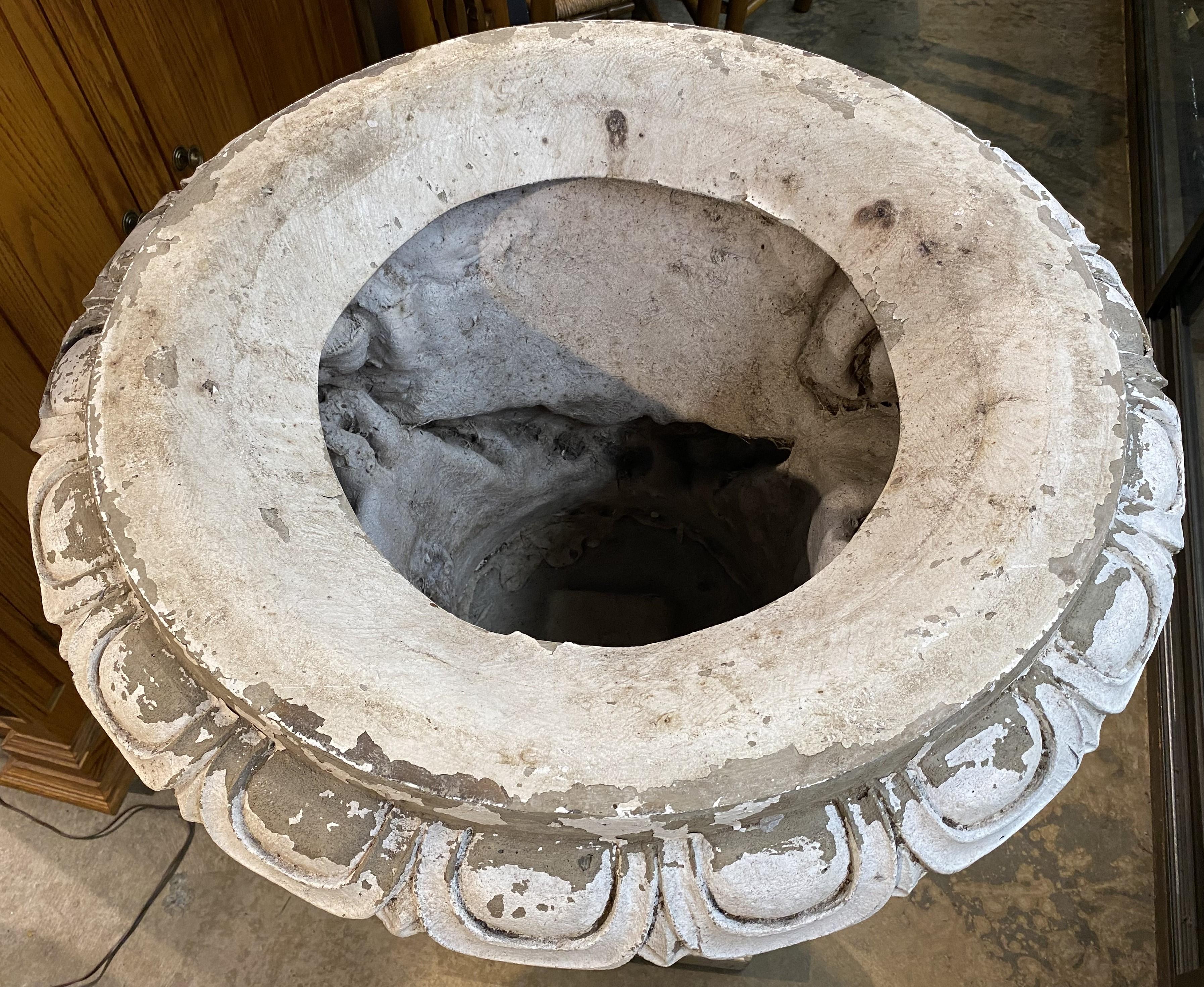 Spectaculaire grande urne à pied couverte avec décoration de tête de bélier en fausse pierre en vente 4