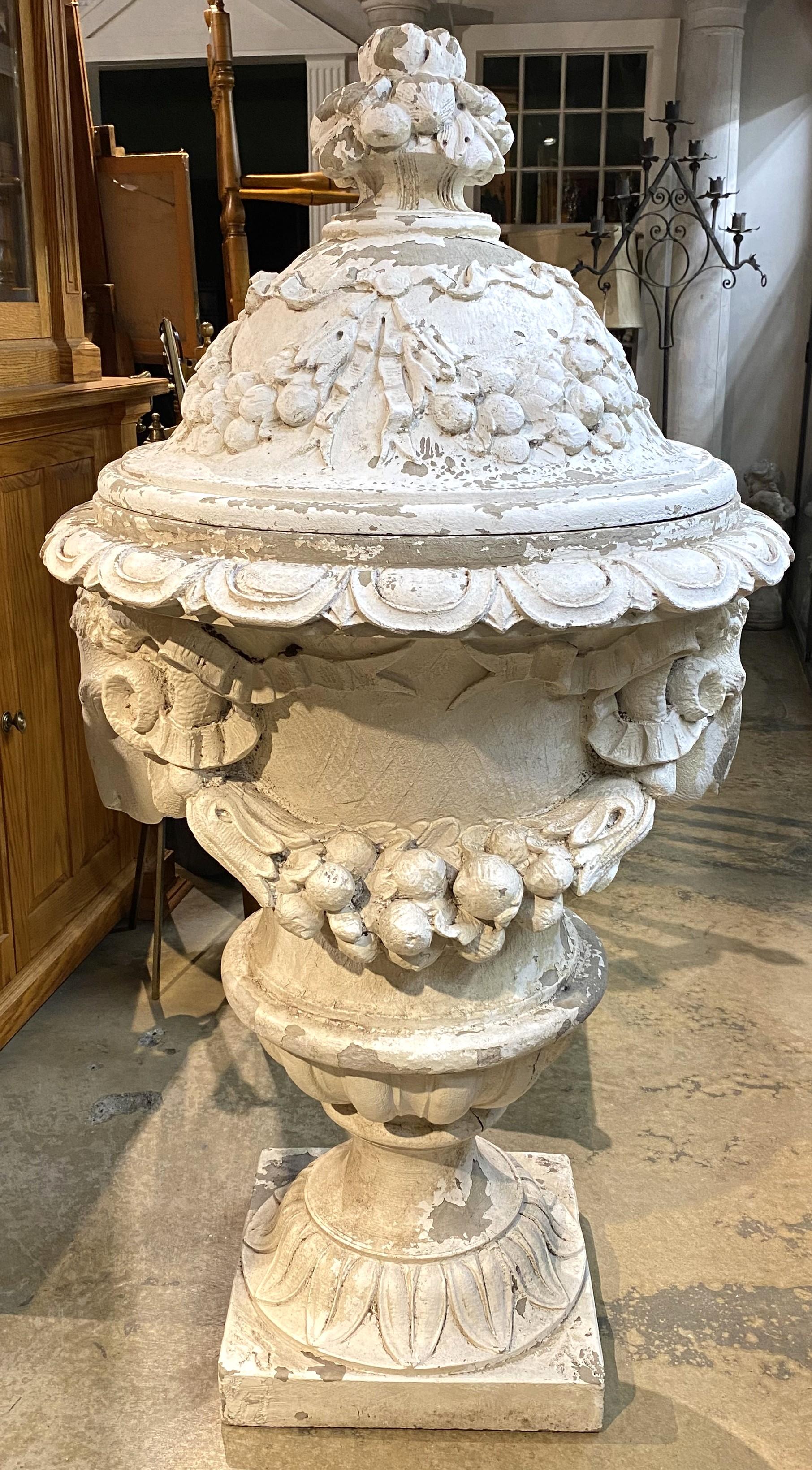 Moulé Spectaculaire grande urne à pied couverte avec décoration de tête de bélier en fausse pierre en vente
