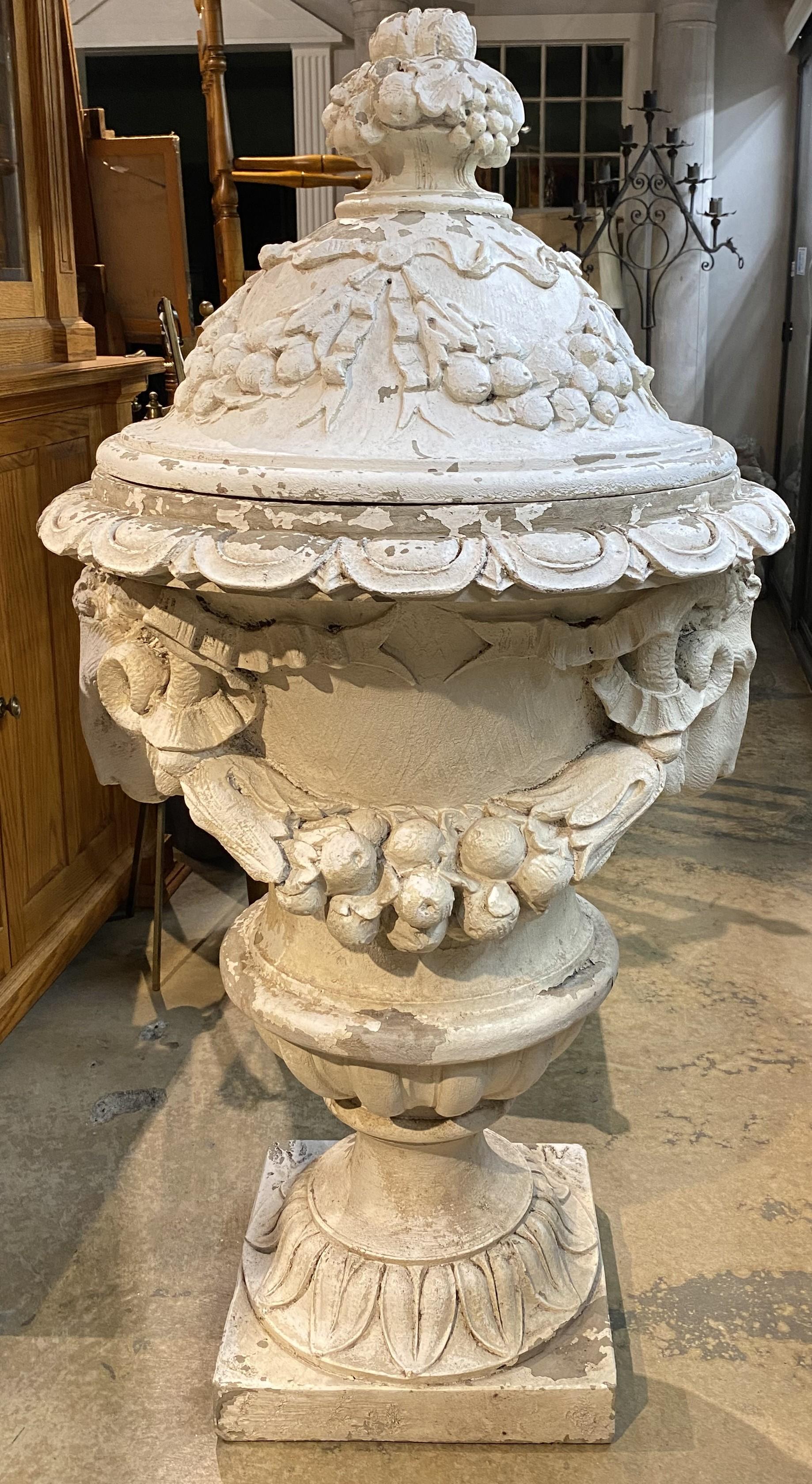 20ième siècle Spectaculaire grande urne à pied couverte avec décoration de tête de bélier en fausse pierre en vente