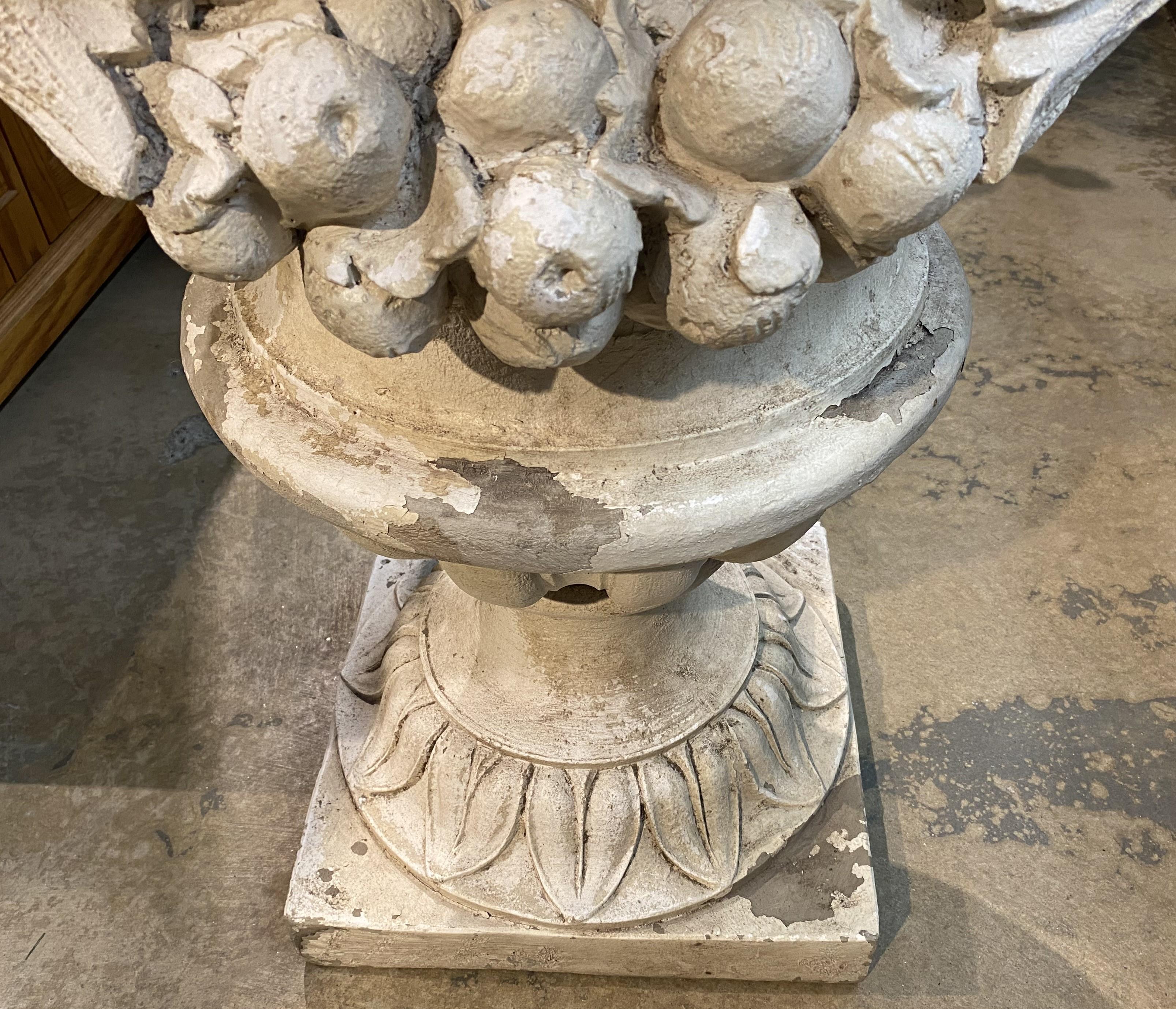 Spectaculaire grande urne à pied couverte avec décoration de tête de bélier en fausse pierre en vente 1
