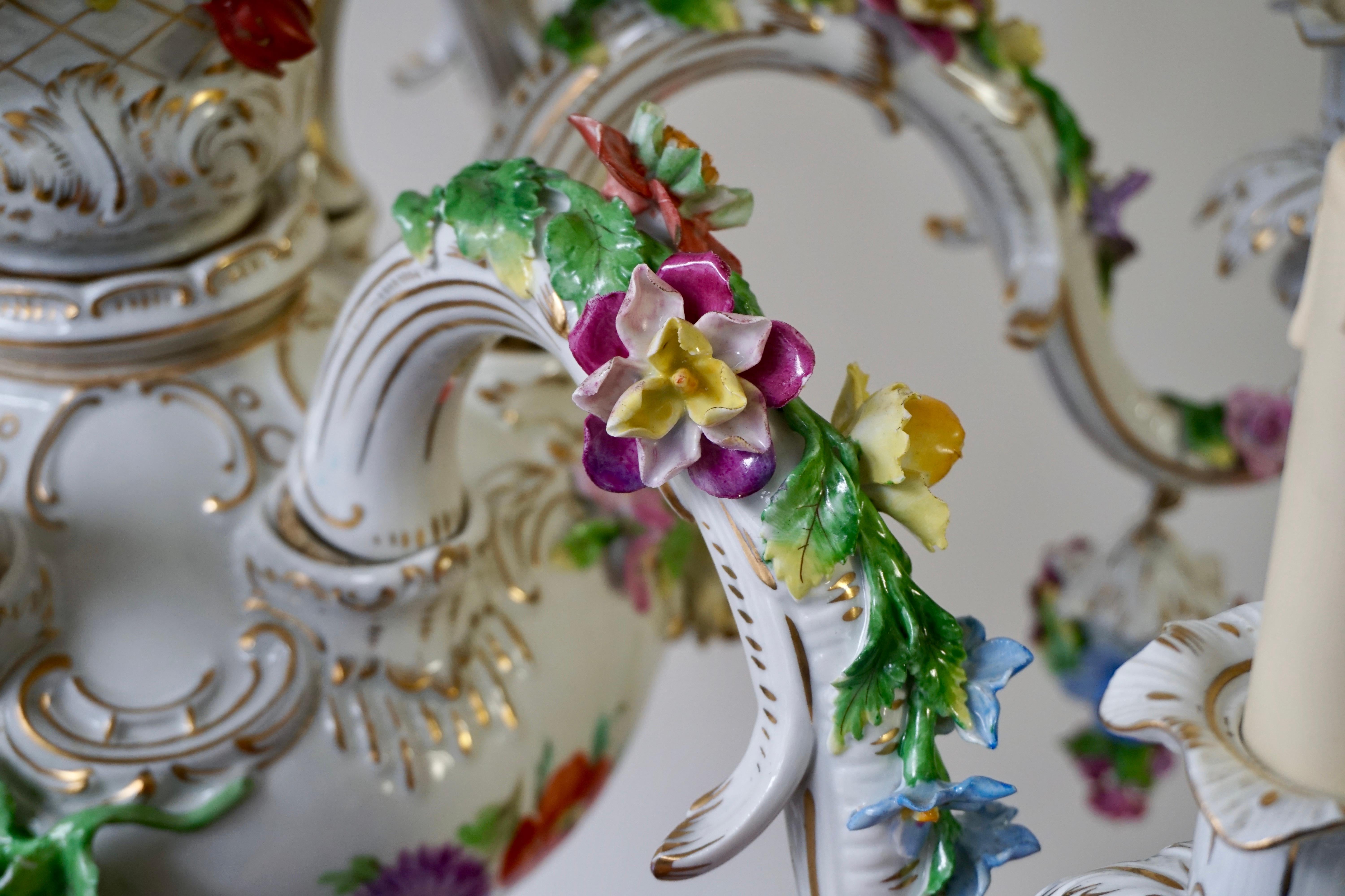 Spektakulärer großer italienischer Porzellan-Blumenkronleuchter im Rokoko-Stil im Angebot 9