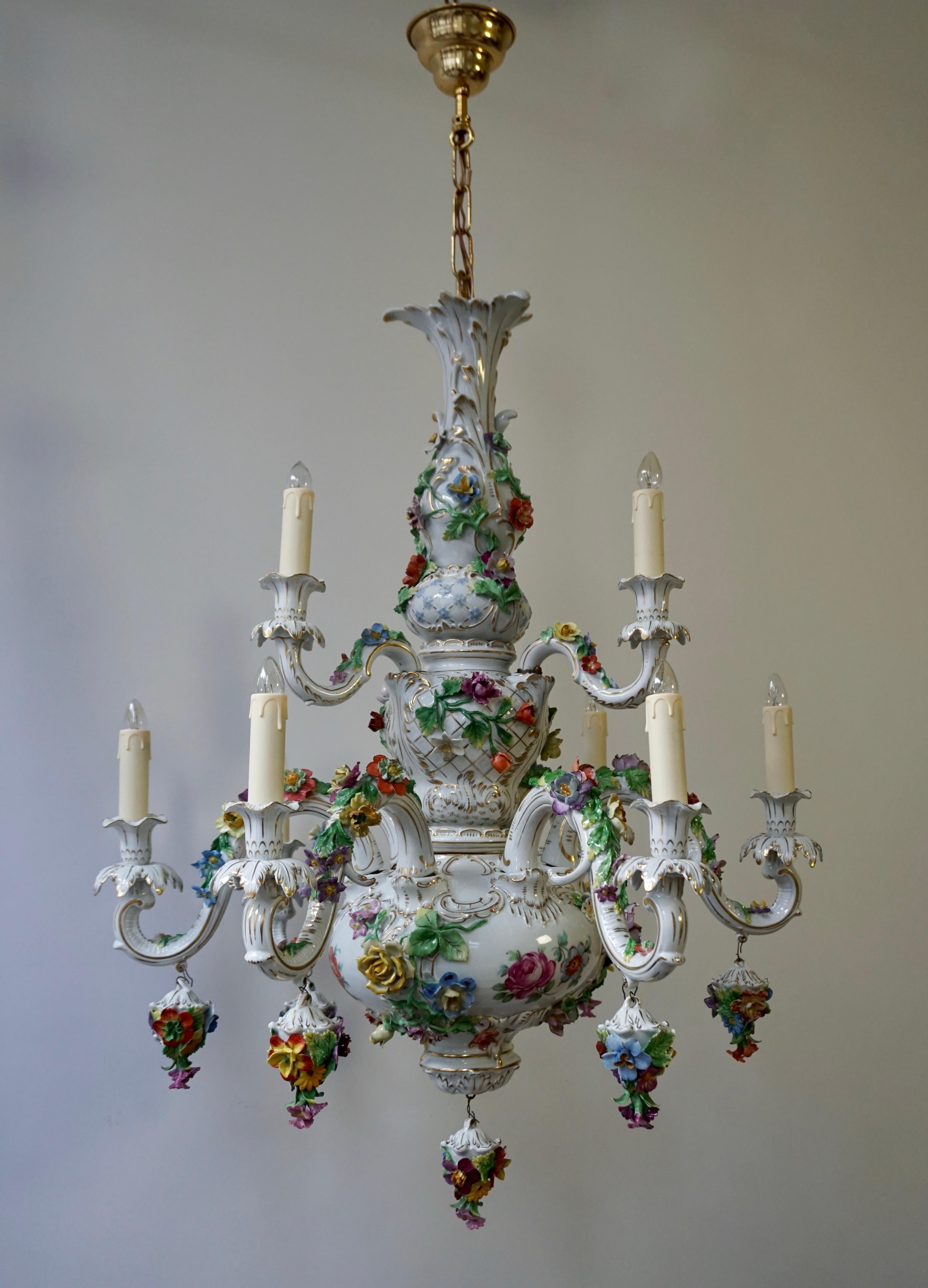 Spektakulärer großer italienischer Porzellan-Blumenkronleuchter im Rokoko-Stil (Hollywood Regency) im Angebot