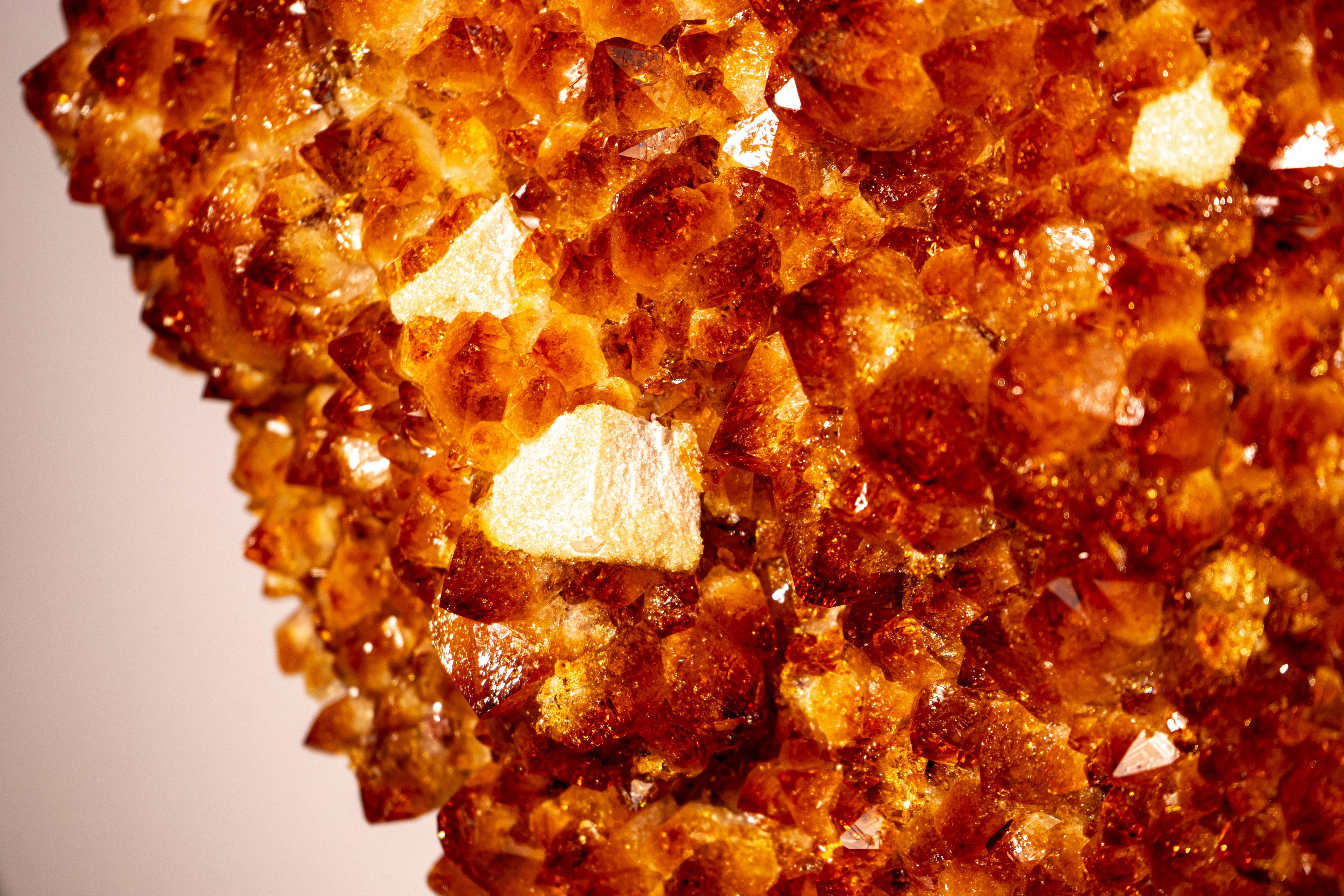 Natürliche skulpturale Orange Madeira Citrin Cluster auf benutzerdefinierten Stand (Kristall) im Angebot