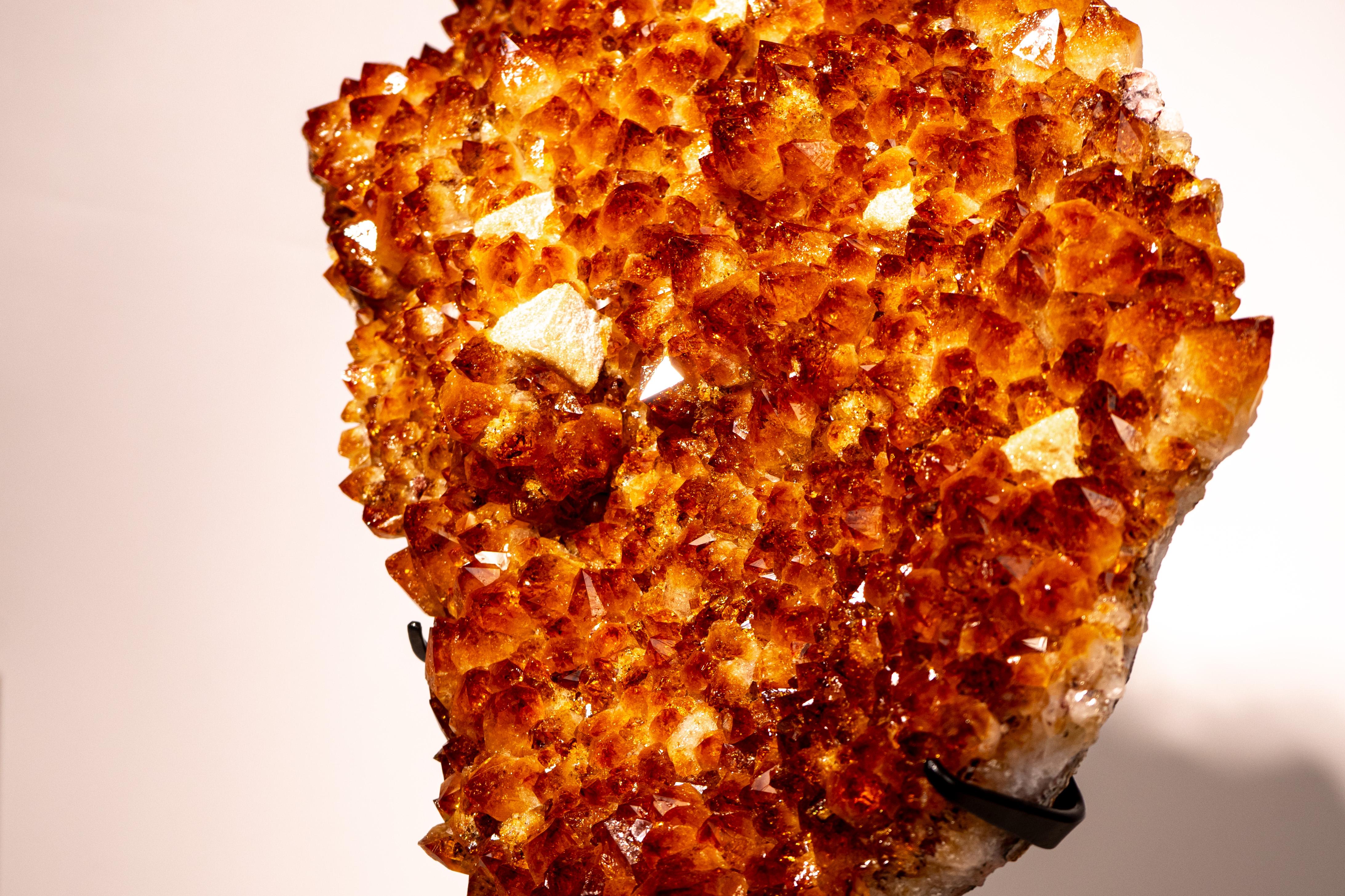 Natürliche skulpturale Orange Madeira Citrin Cluster auf benutzerdefinierten Stand im Angebot 1