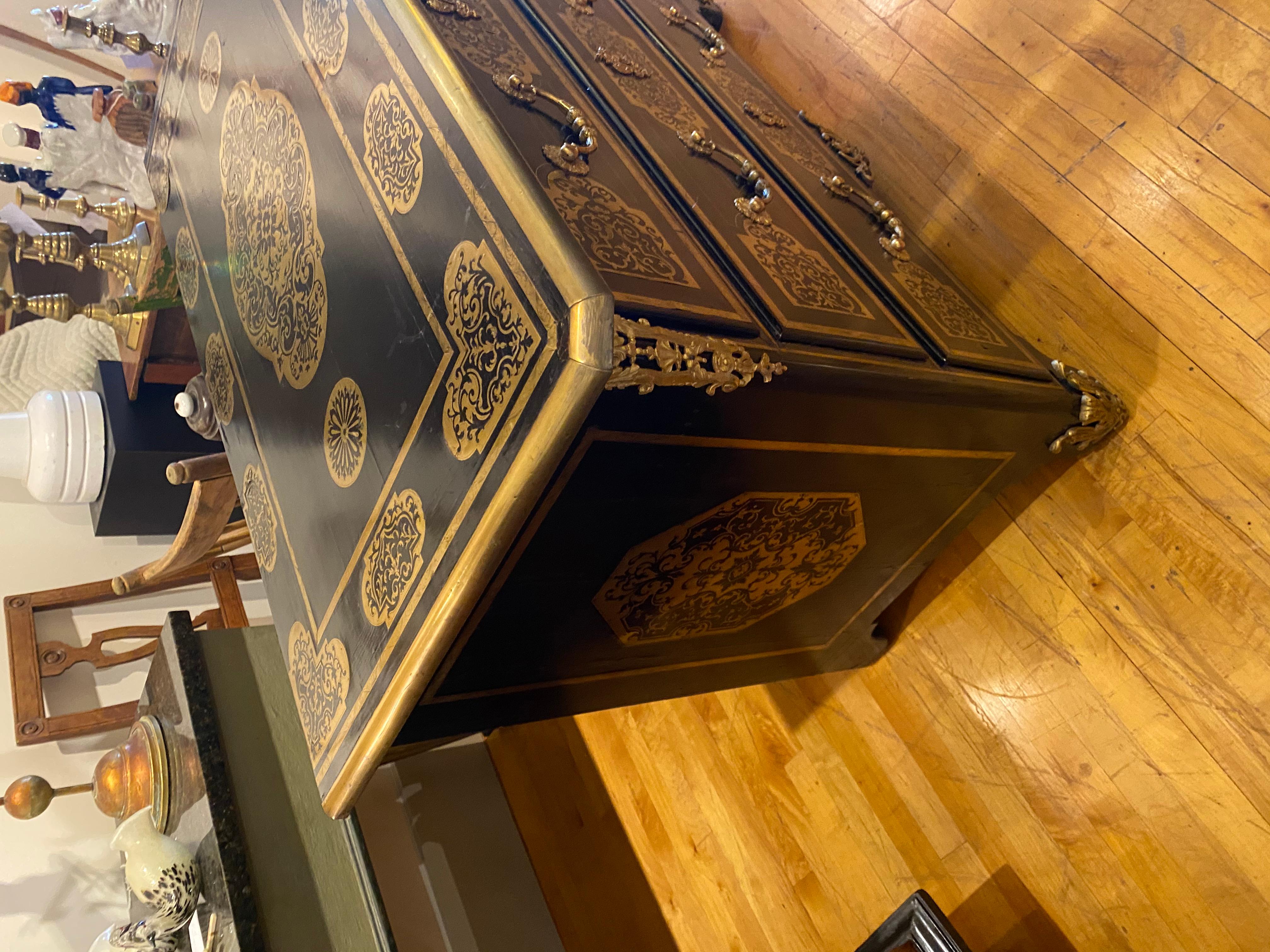 Régence Spectacular Late 17th Early 18th Century Ebonized Commode with Boulle Decoration For Sale