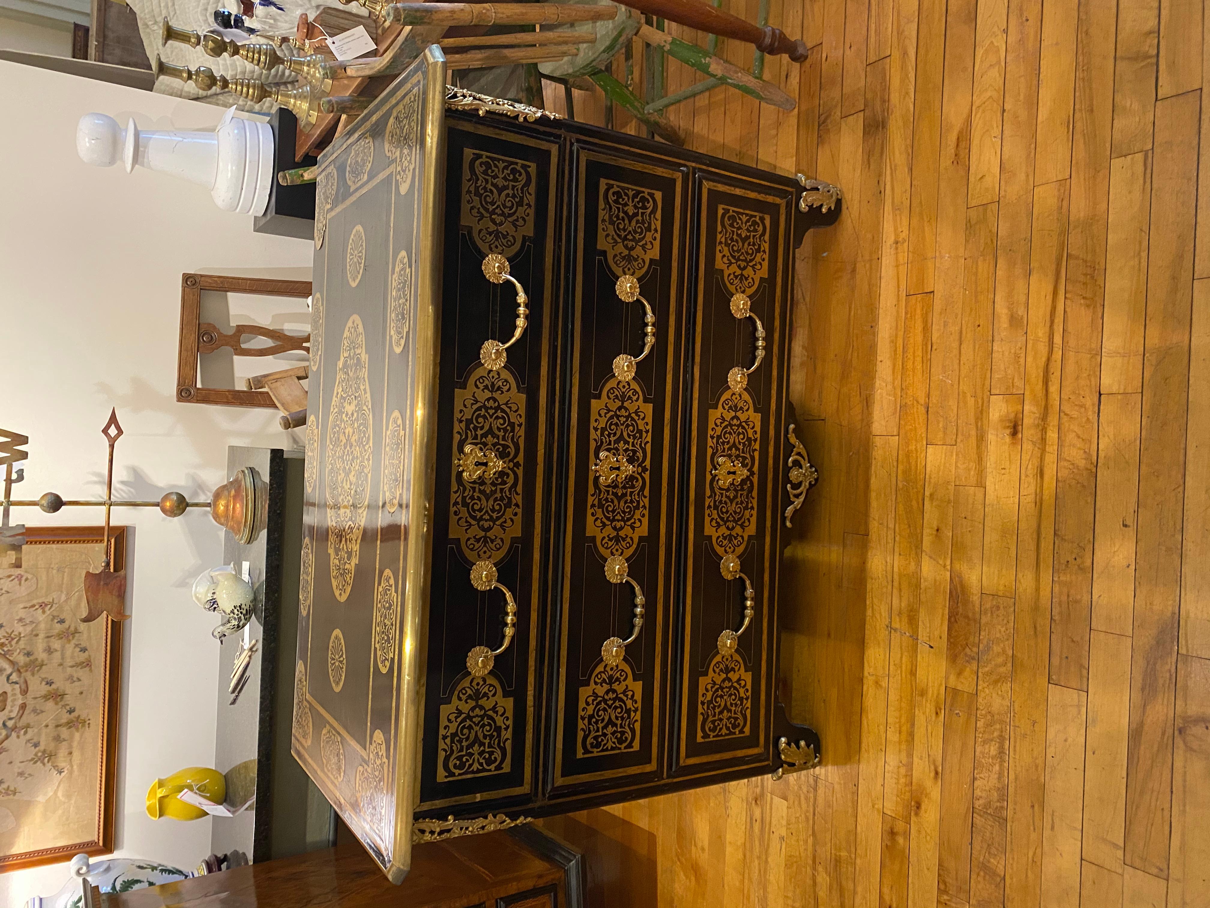 Spectacular Late 17th Early 18th Century Ebonized Commode with Boulle Decoration In Good Condition For Sale In Buchanan, MI
