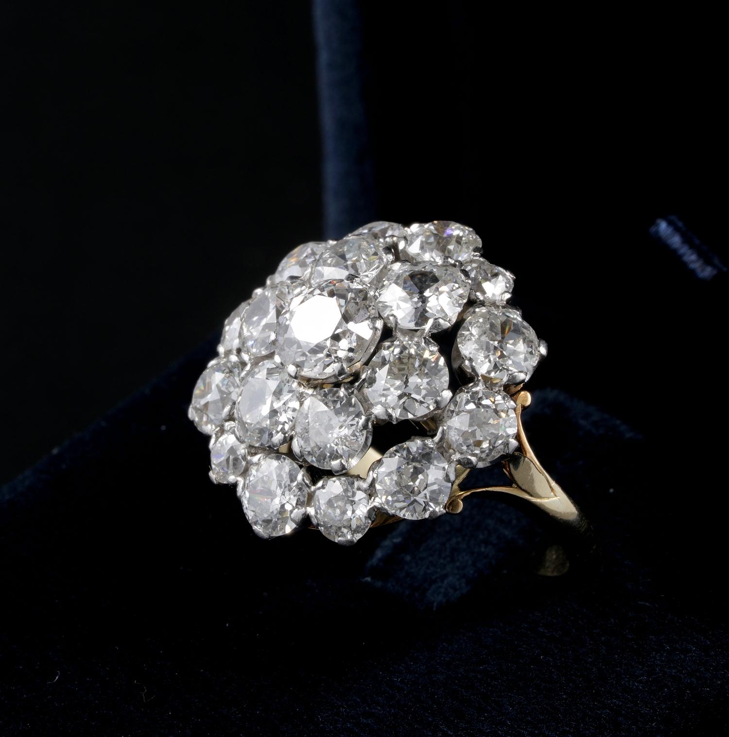 Spectacular 9.05 Carat Diamond Rare Cluster Ring In Good Condition For Sale In Napoli, IT