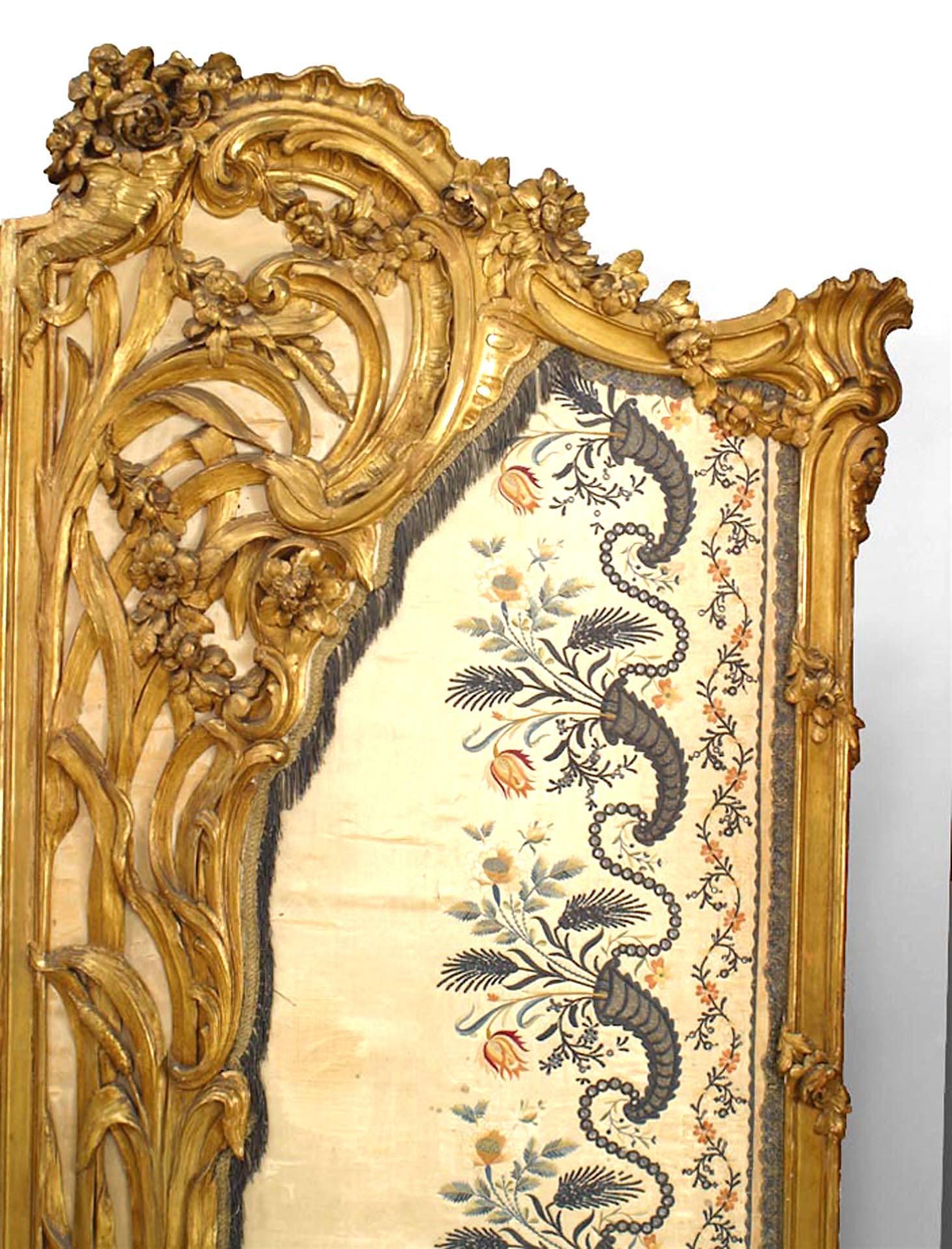 Paravent à 3 volets de style Louis XV sculpté et doré avec panneaux de soie brodés Bon état - En vente à Queens, NY