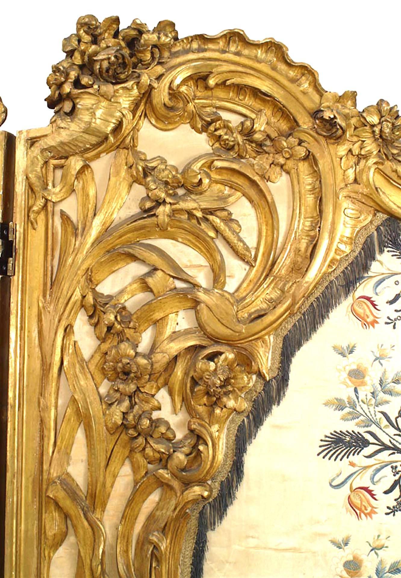 Bois Paravent à 3 volets de style Louis XV sculpté et doré avec panneaux de soie brodés en vente