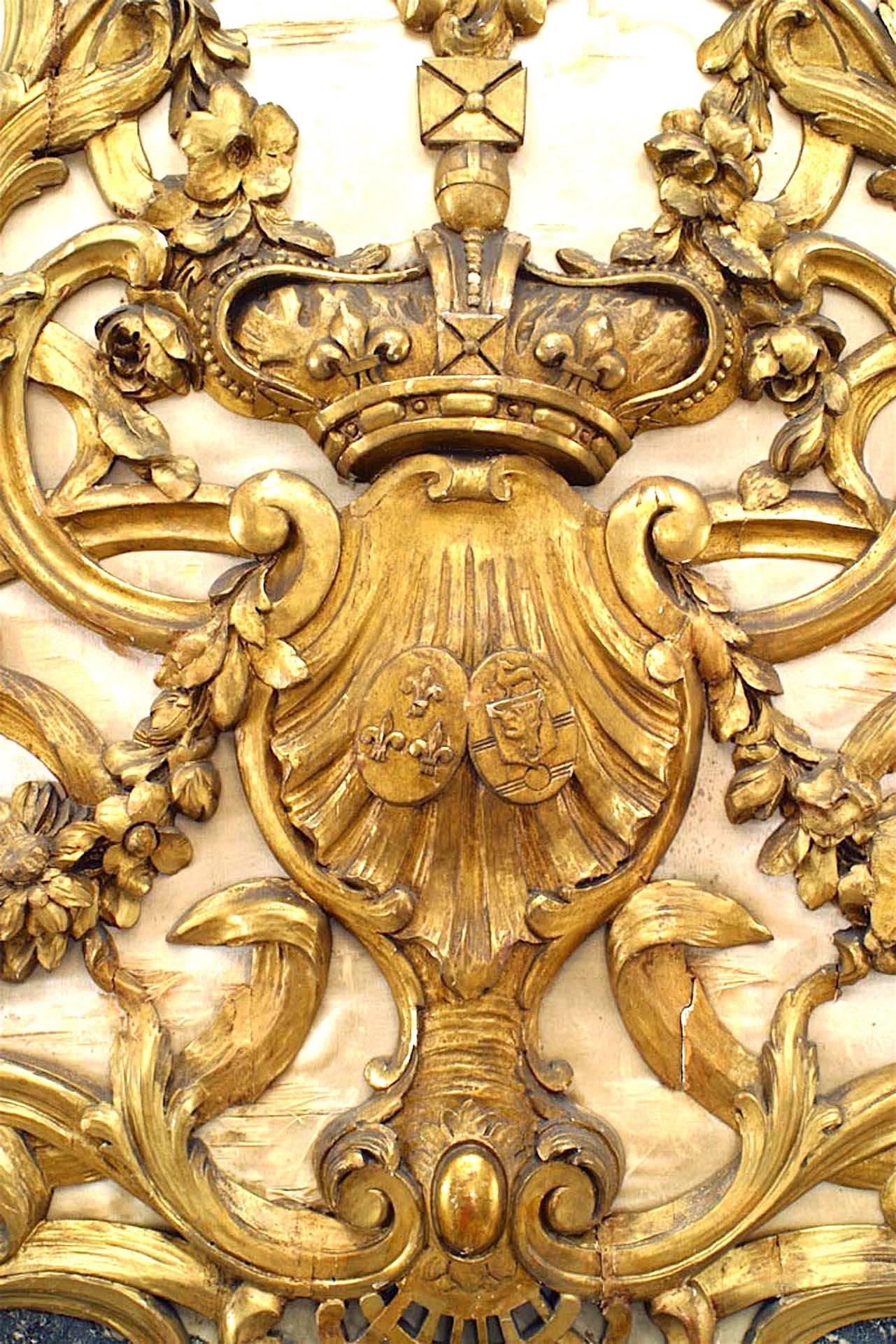 Paravent à 3 volets de style Louis XV sculpté et doré avec panneaux de soie brodés en vente 2