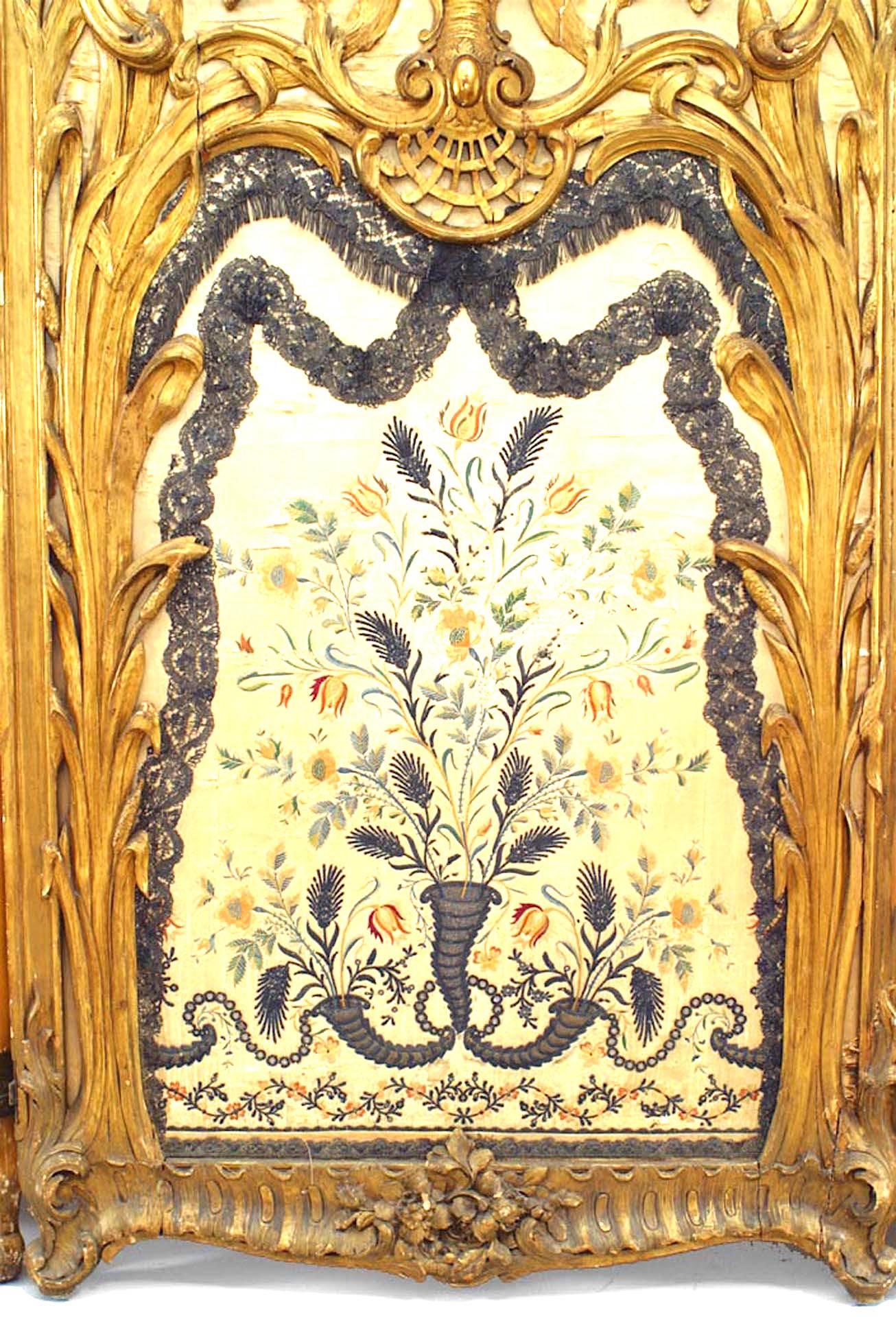 Geschnitzter vergoldeter 3-facher Raumteiler im Louis-XV-Stil mit bestickten Seideneinsätzen im Angebot 2
