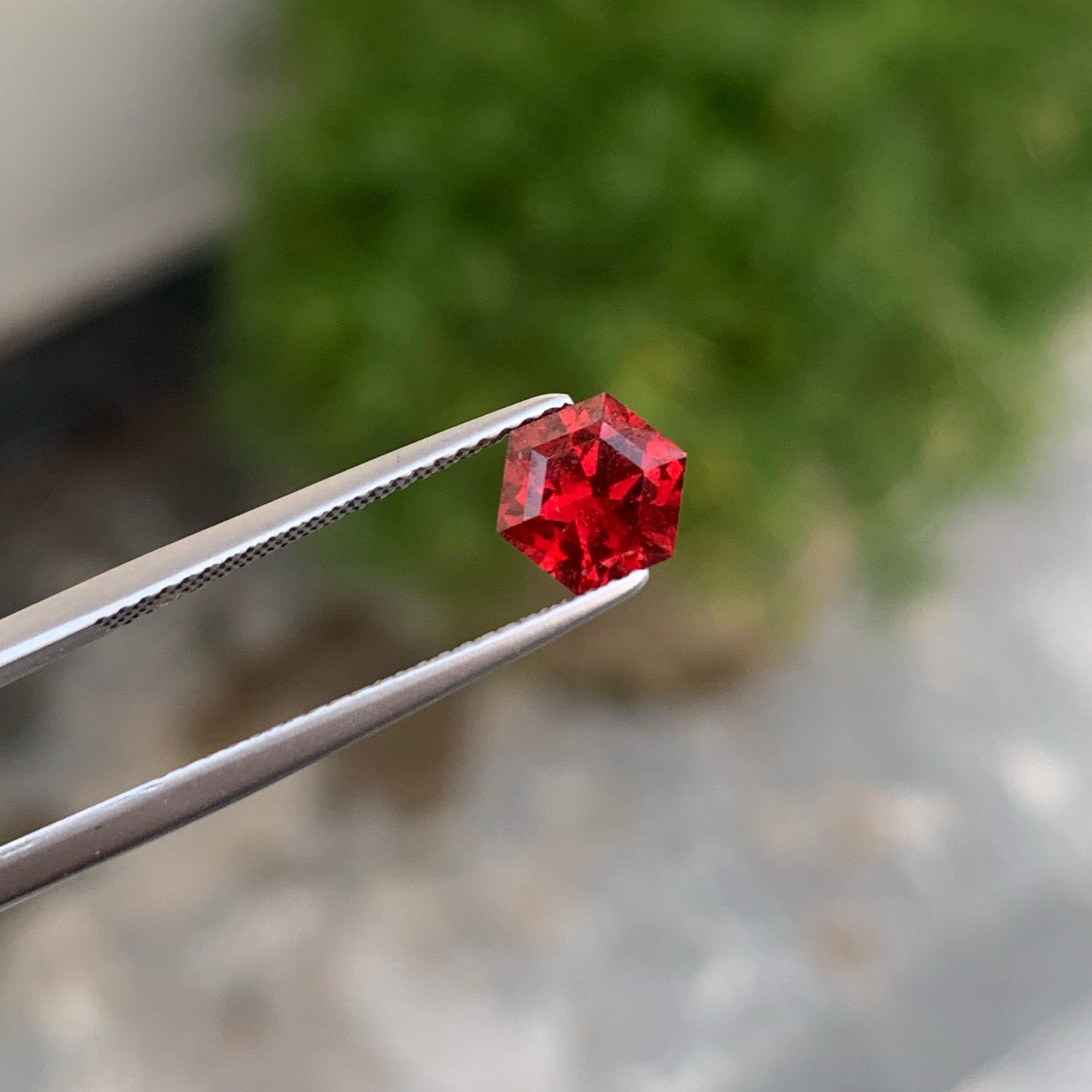 Espectacular Granate de Malawi Piedra Suelta 1,65 Quilates Joyería de Granate Anillo de Granate Moderno en venta